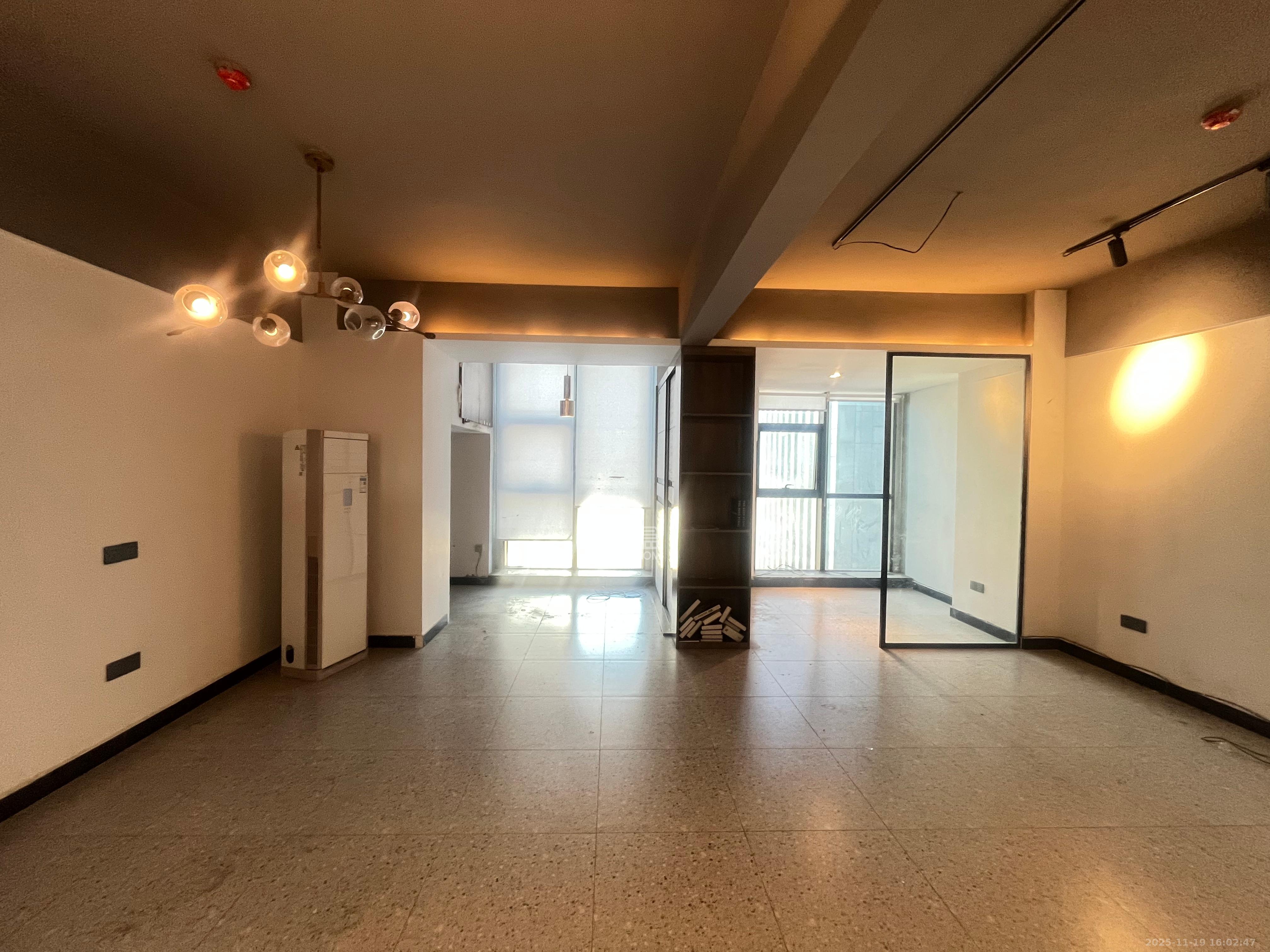 东盈商业广场(华泉城市广场) 1室1厅1卫 2800.0元/月 东盈商业广场(华泉城市广场) 1室1厅1卫 2800.0元/月室内图