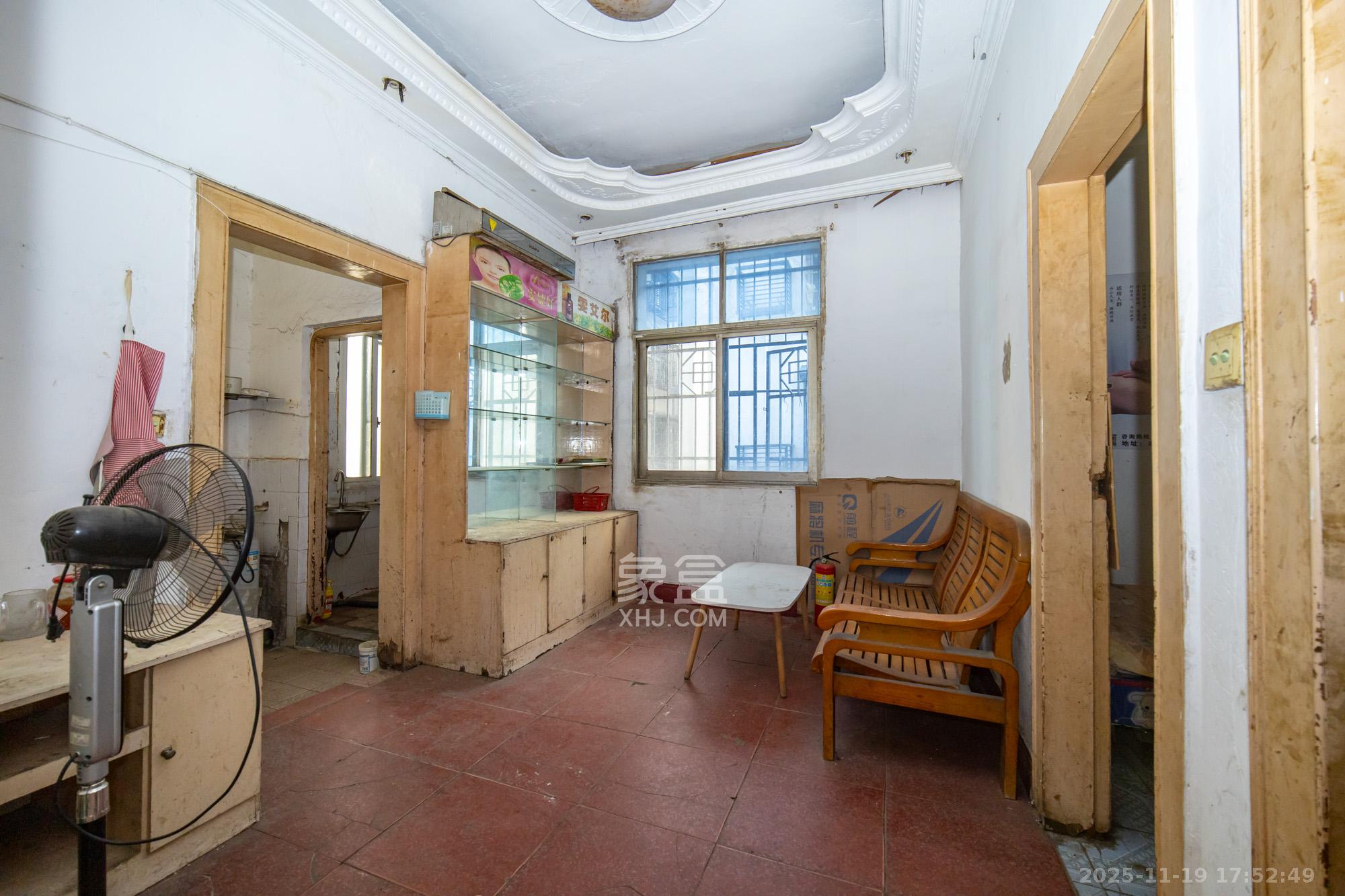 星沙一区 8室4厅4卫 85.8万 星沙一区 8室4厅4卫 85.8万客厅