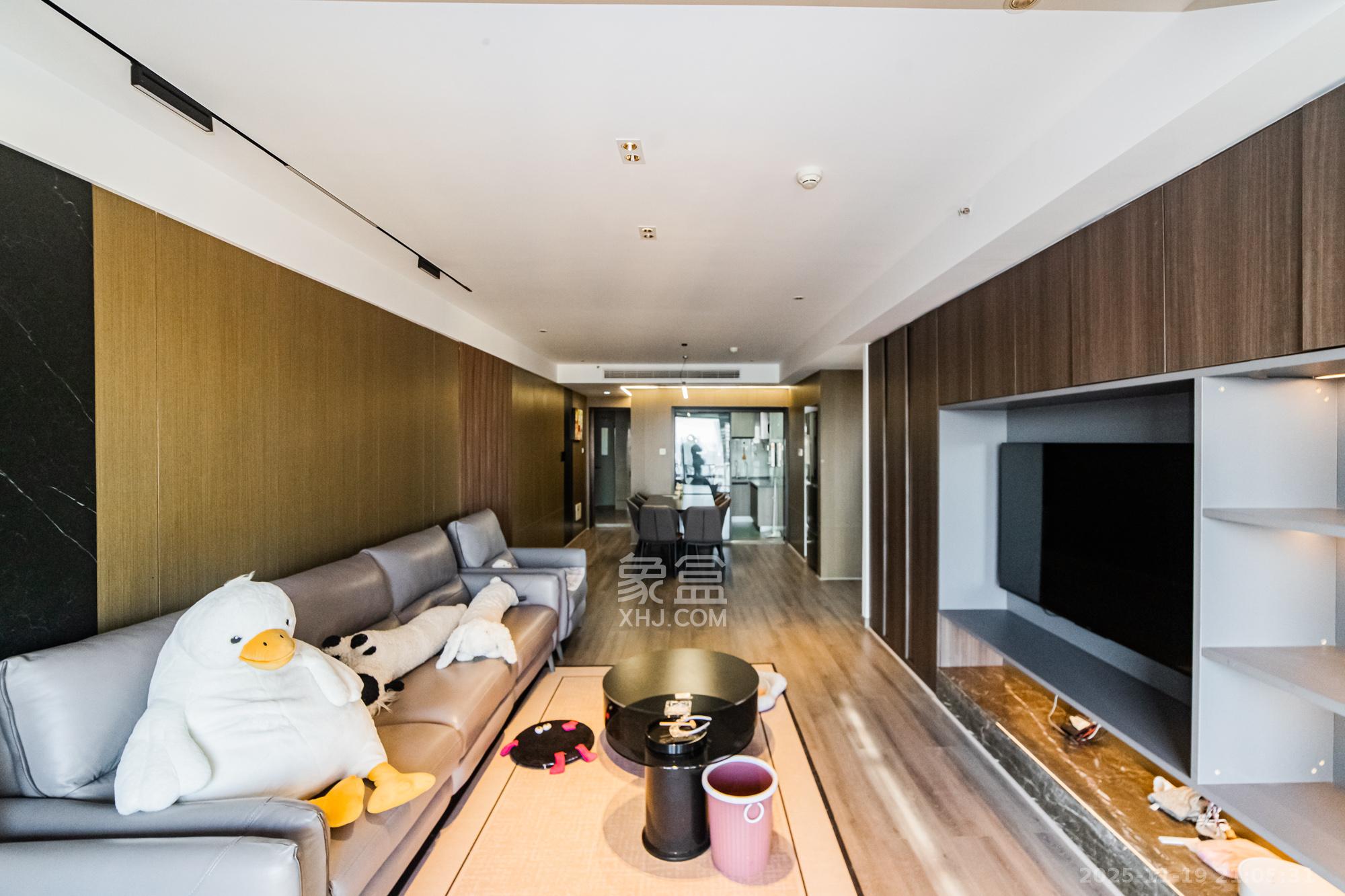 北辰三角洲C3区  3室2厅2卫    180.0万客厅