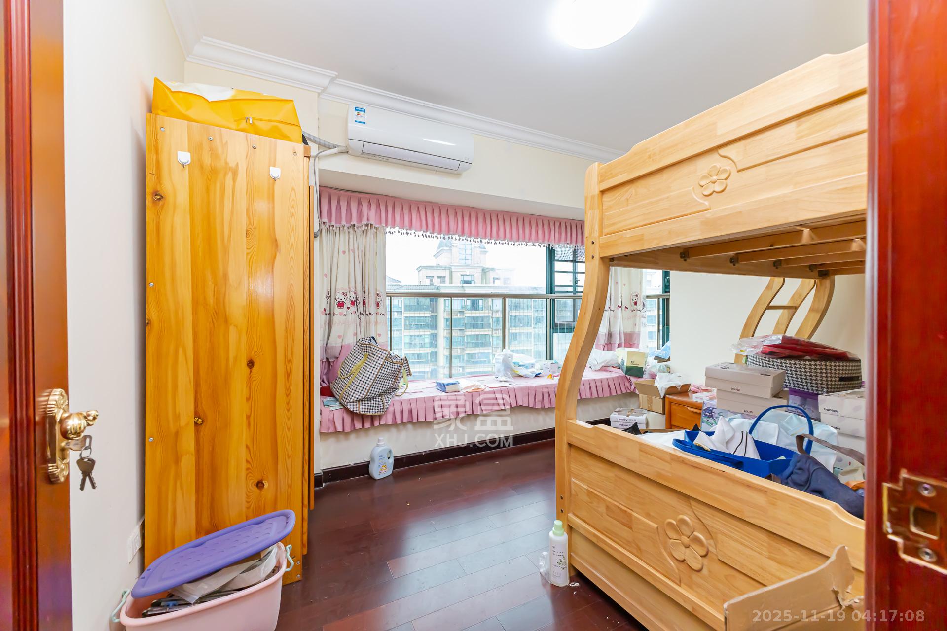 恒大名都  4室2厅2卫    100.0万卧室