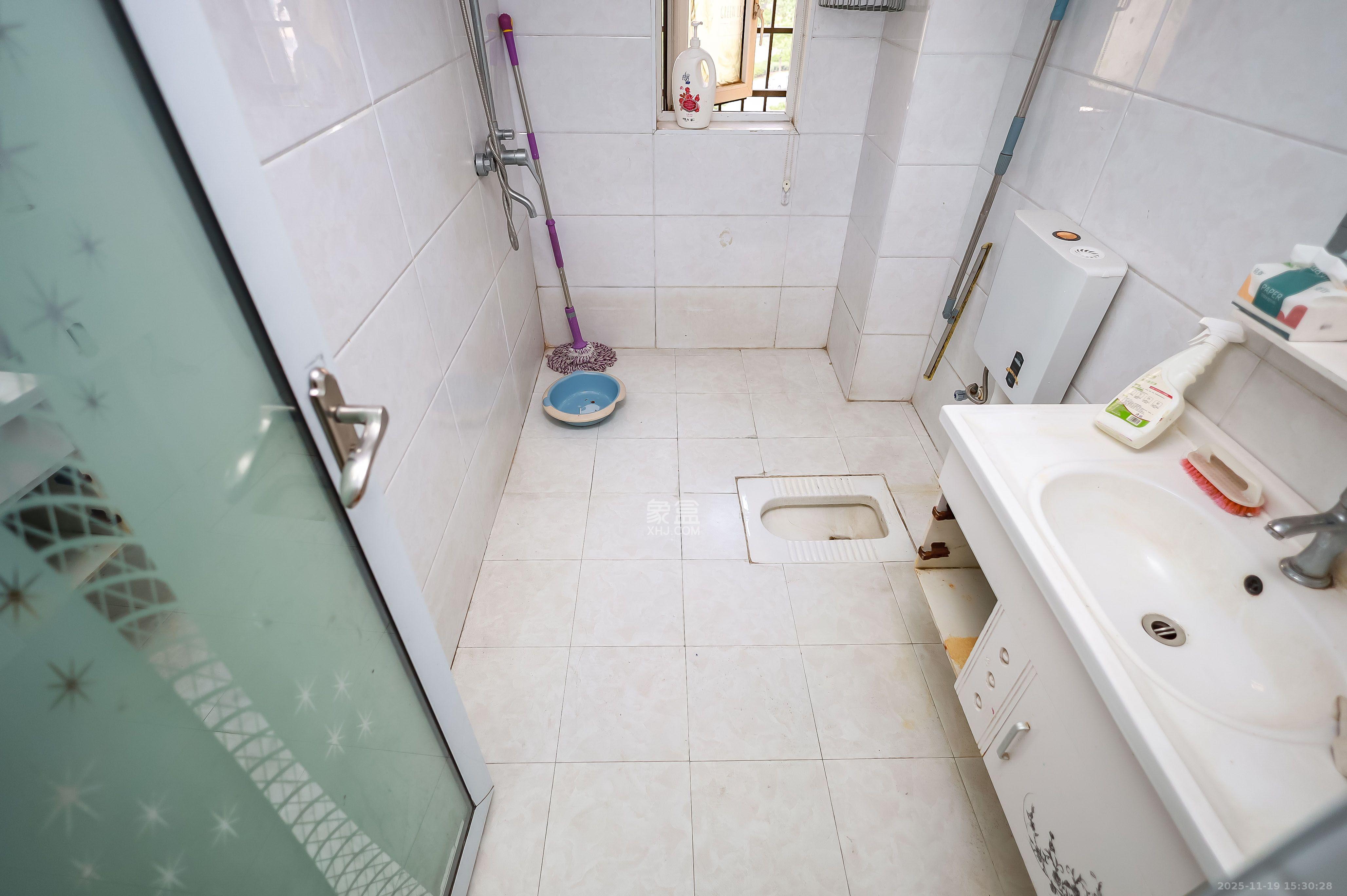 天麓尚层  3室3厅2卫    2400.0元/月室内图