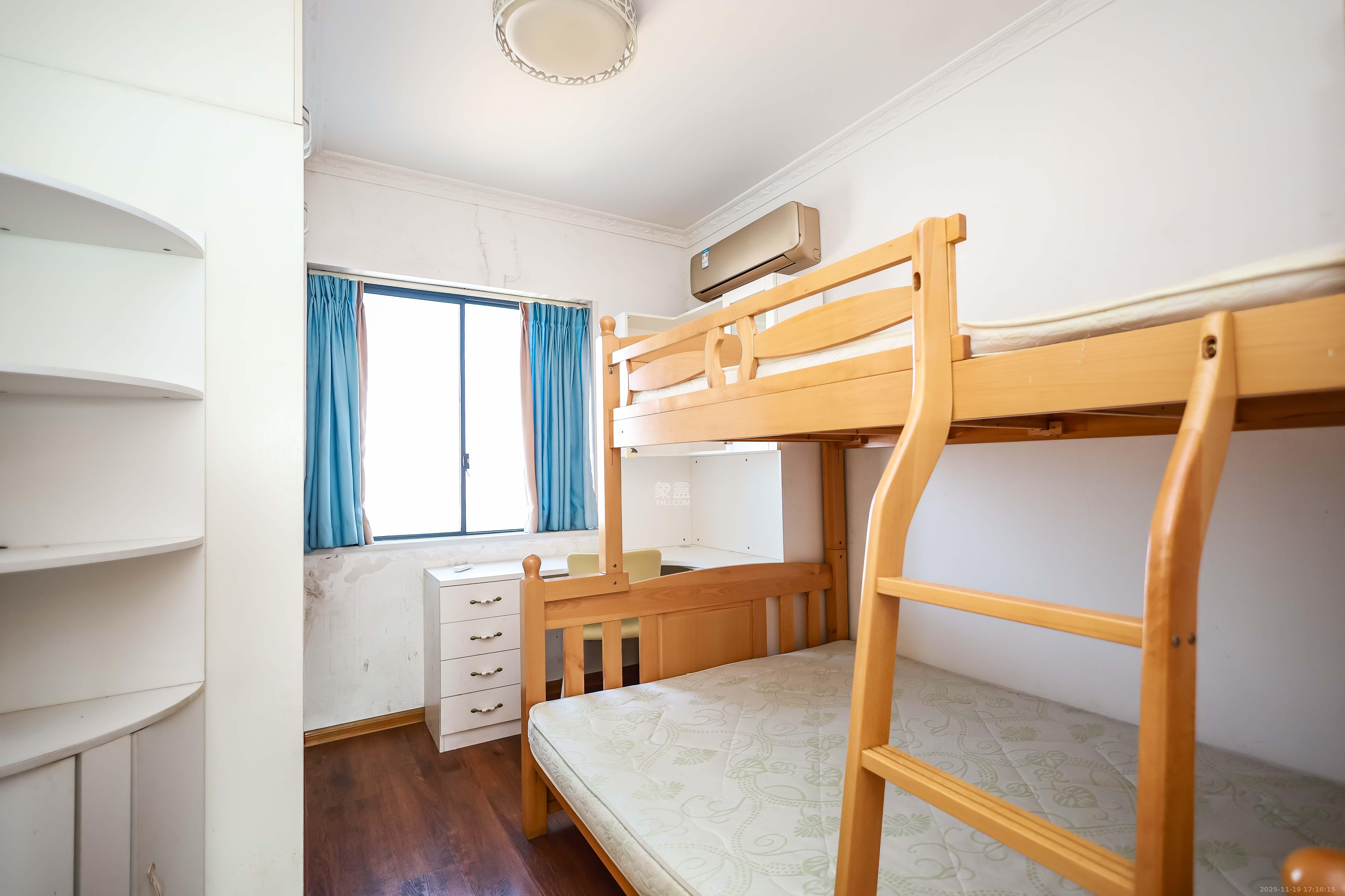 天麓尚层  3室2厅2卫    85.0万卧室