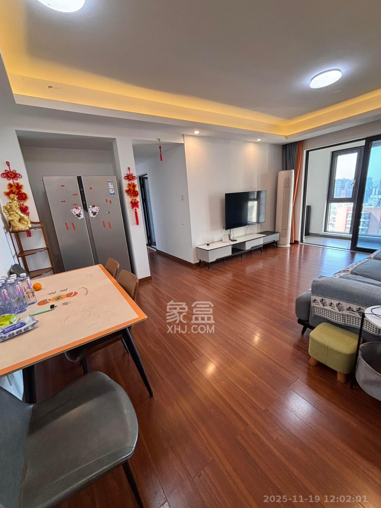 荣泰广场  3室2厅2卫    2600.0元/月