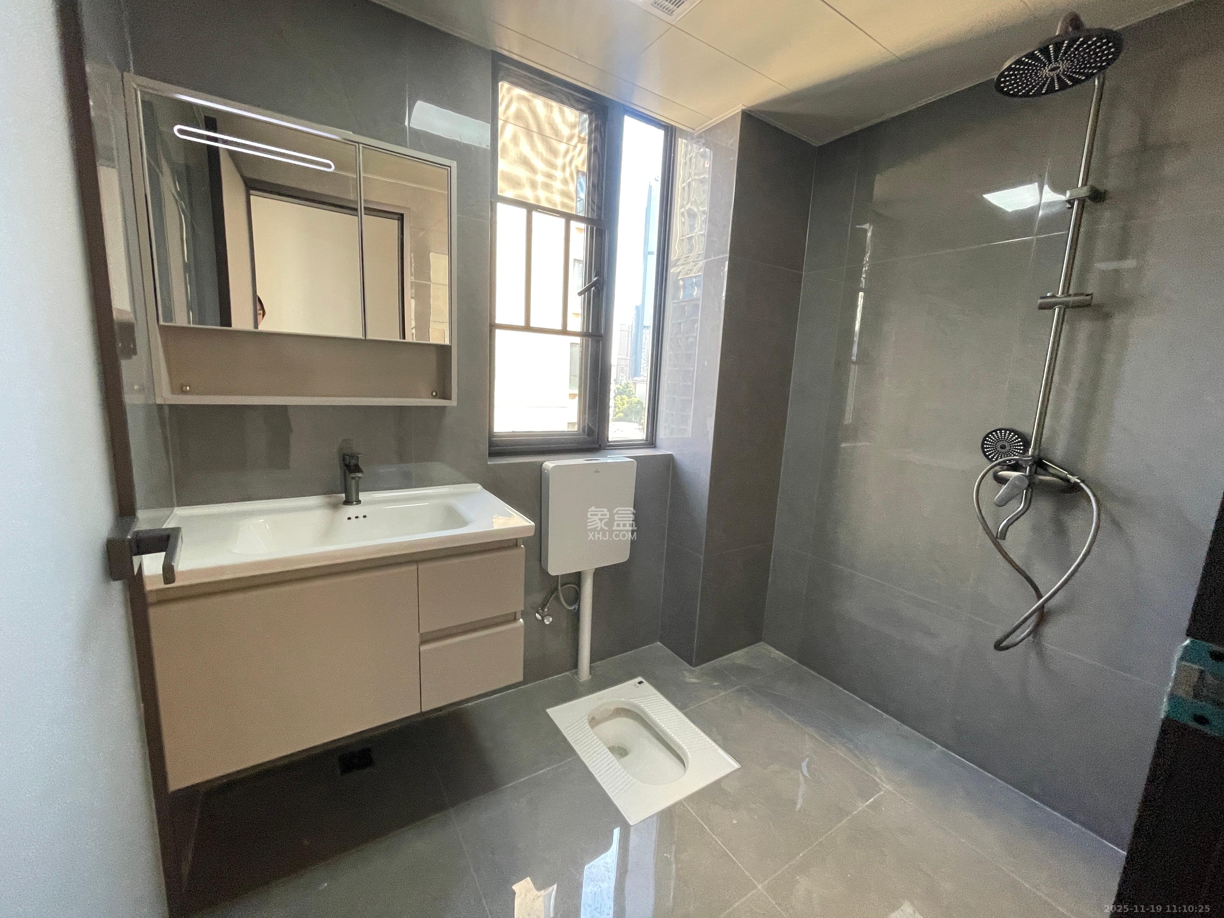 岭福家苑(天心佳苑) 3室2厅2卫 3400.0元/月 岭福家苑(天心佳苑) 3室2厅2卫 3400.0元/月室内图