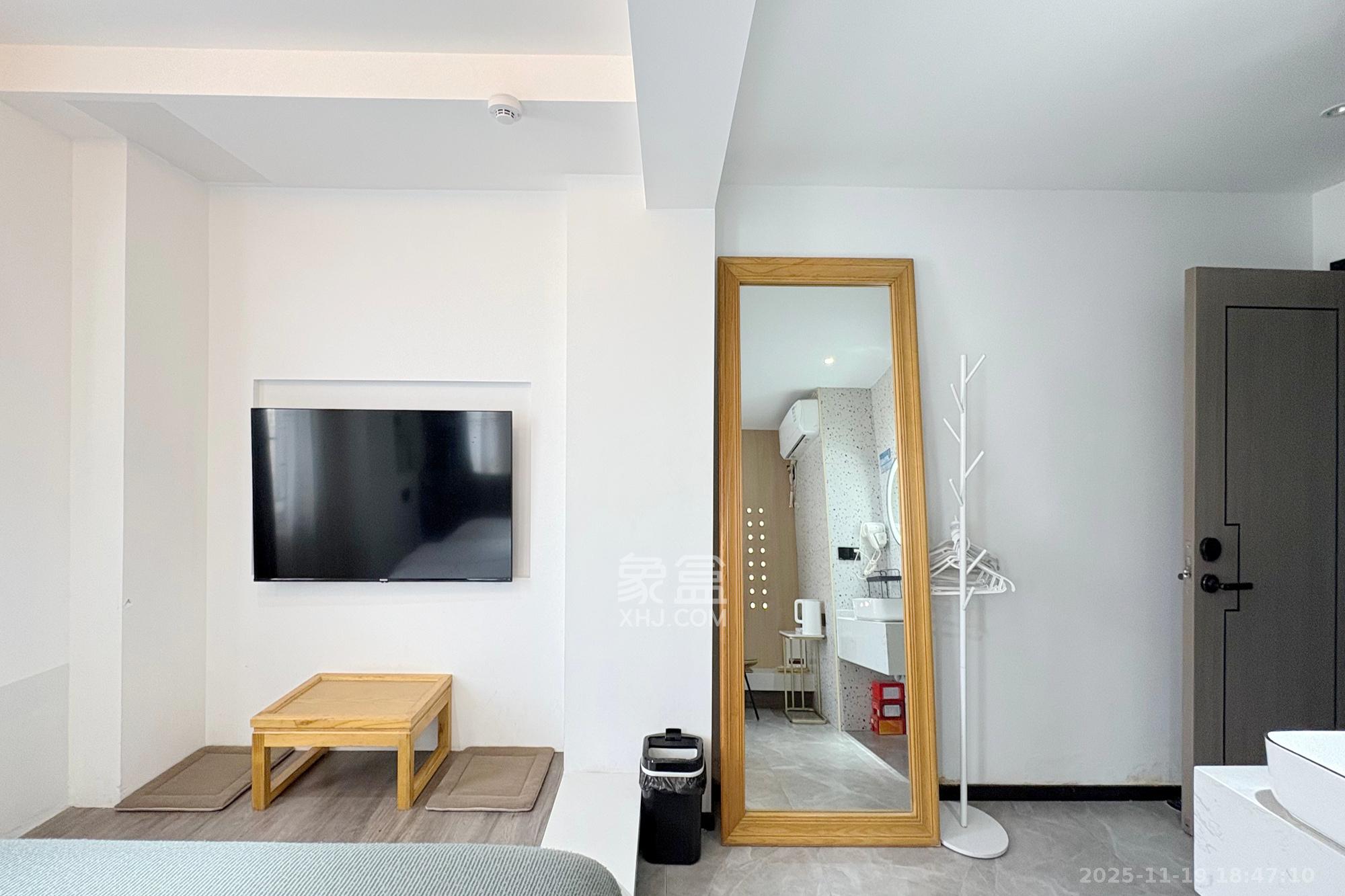 君临国际  3室2厅2卫    186.0万客厅