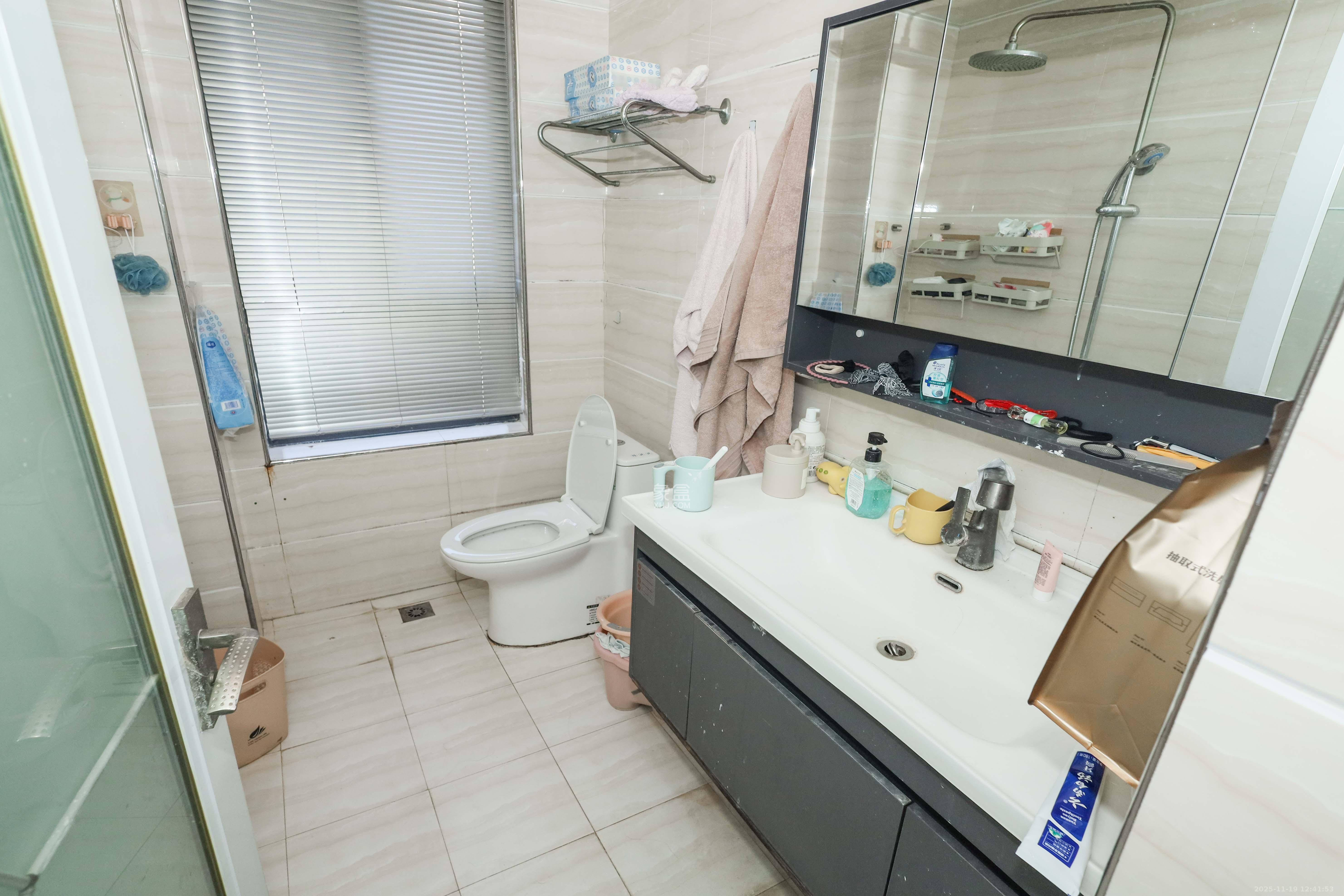 保利麓谷林语A区 3室2厅1卫 59.0万 保利麓谷林语A区 3室2厅1卫 59.0万卫生间