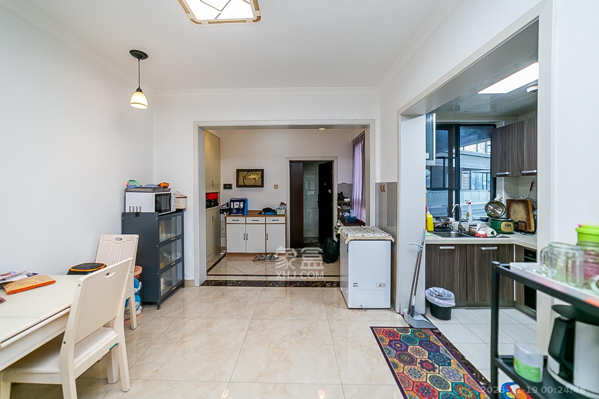 荣悦台 3室2厅2卫 172.0万 荣悦台 3室2厅2卫 172.0万客厅