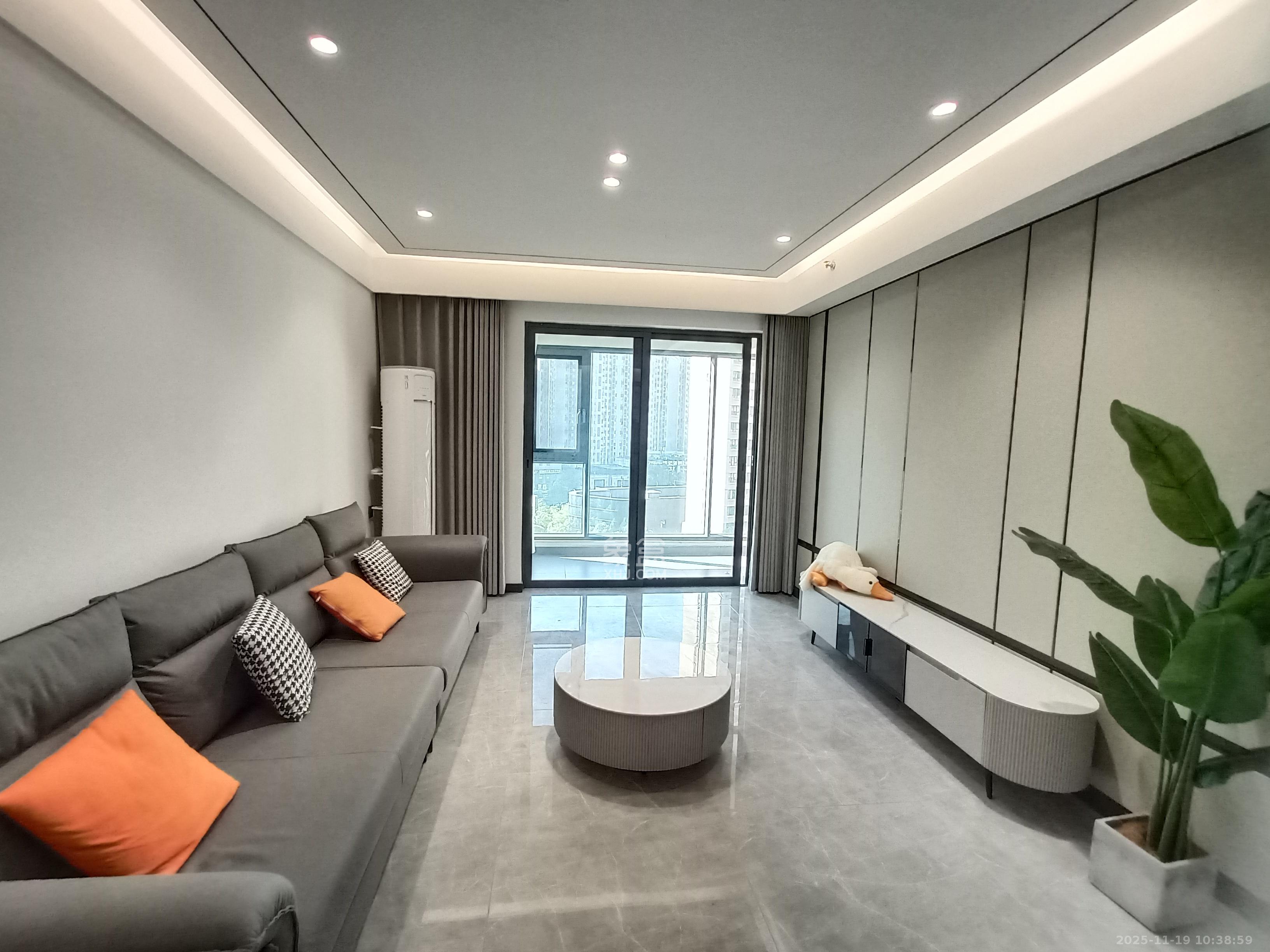 卓越中寰  3室2厅2卫    5000.0元/月