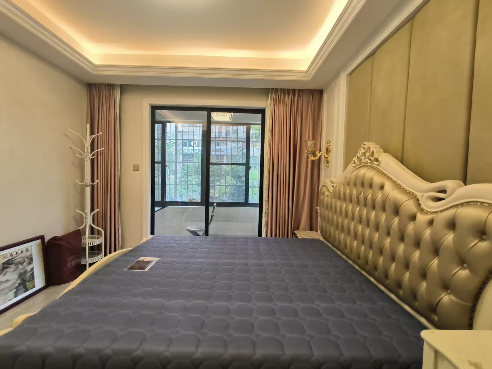 新城吾悦广场  3室2厅2卫    160.0万客厅