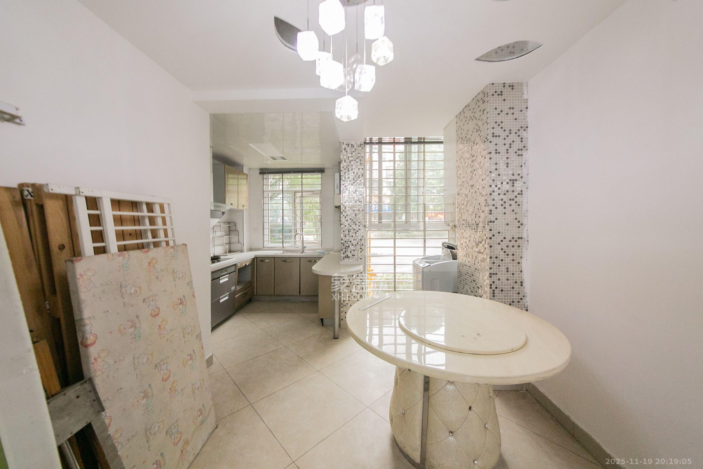 山语城一期  3室2厅2卫    2000.0元/月室内图