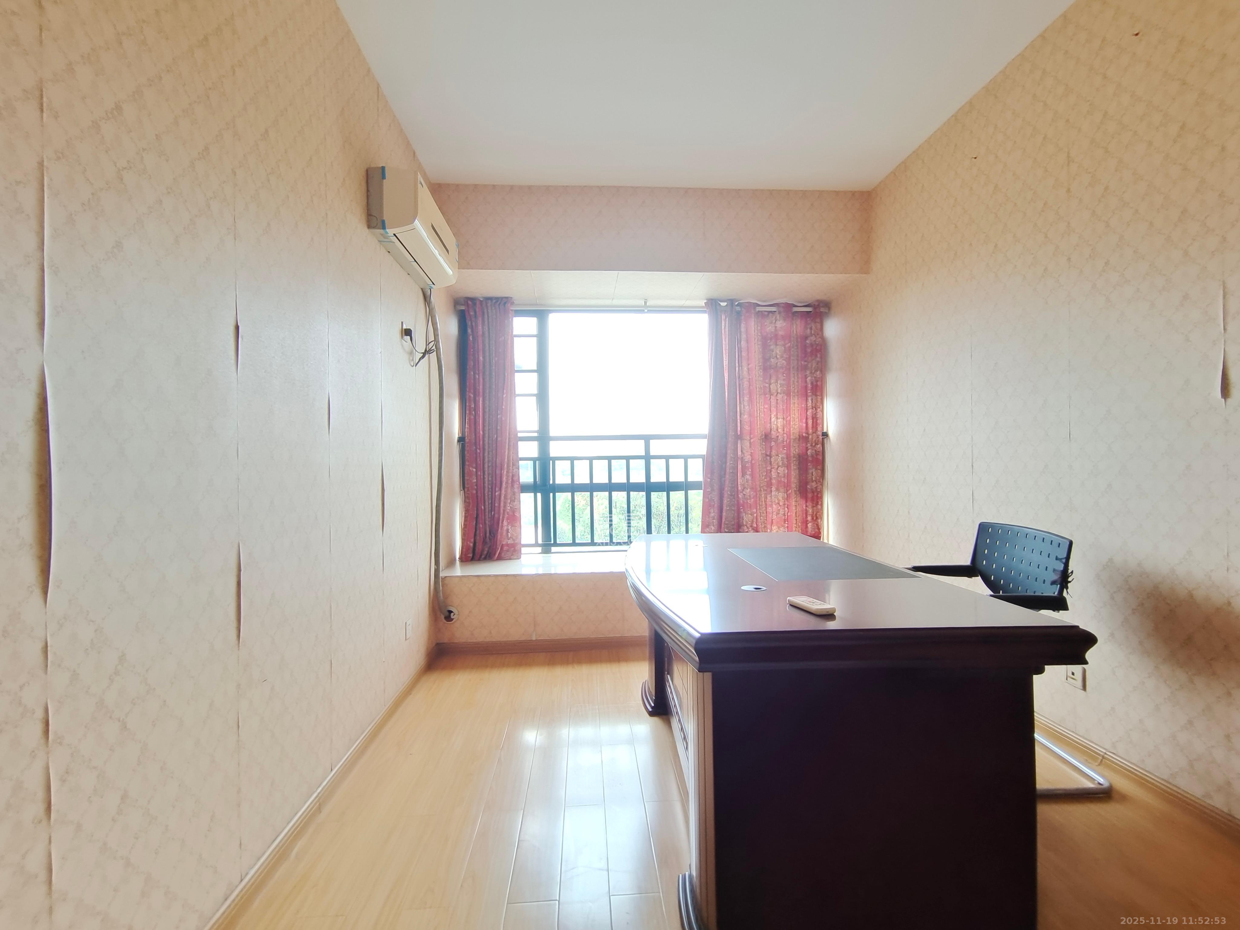 藏珑湖上国际花园 3室2厅2卫 2600.0元/月 藏珑湖上国际花园 3室2厅2卫 2600.0元/月室内图