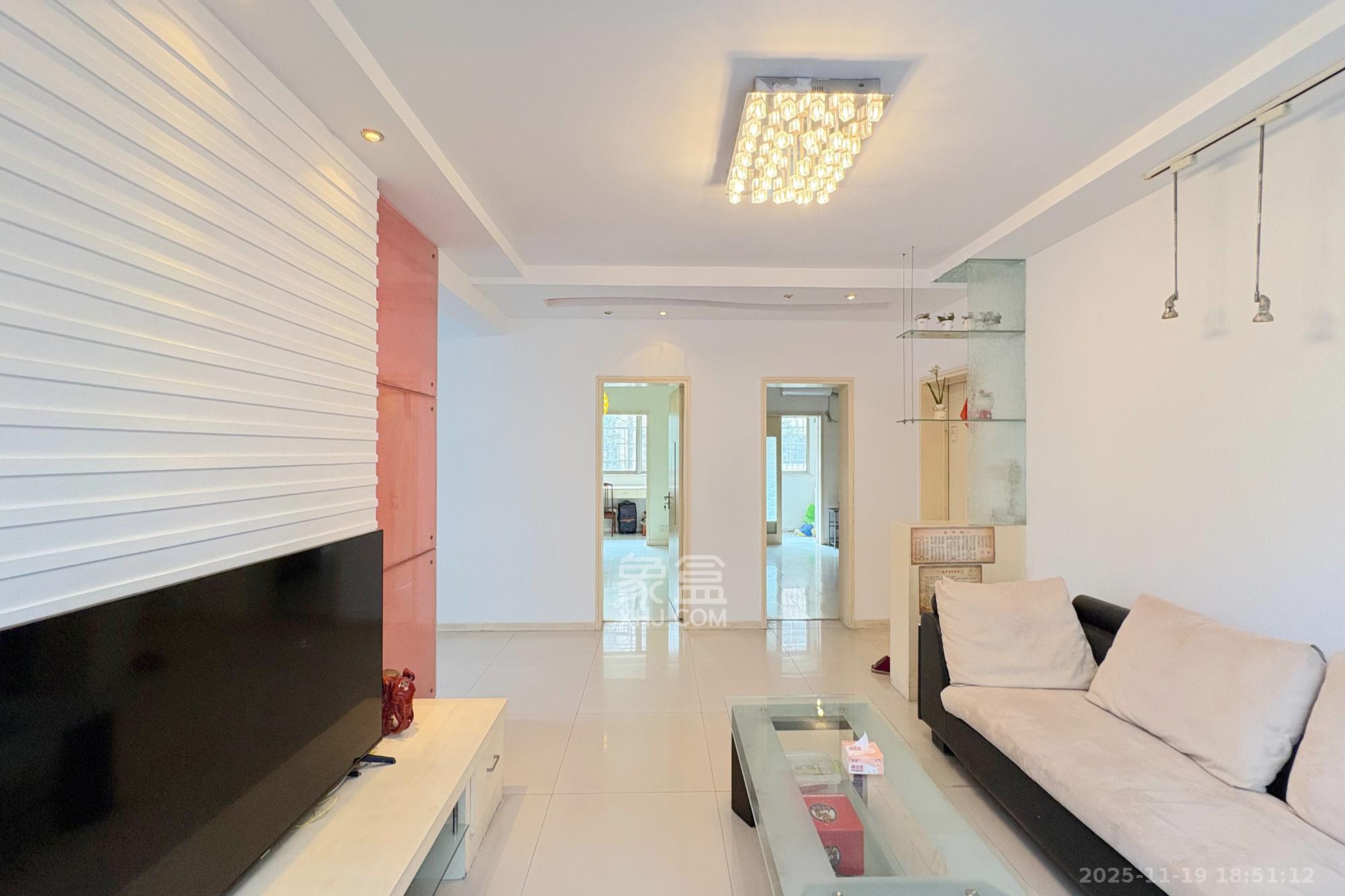 东南明苑 3室2厅2卫 85.0万 东南明苑 3室2厅2卫 85.0万客厅