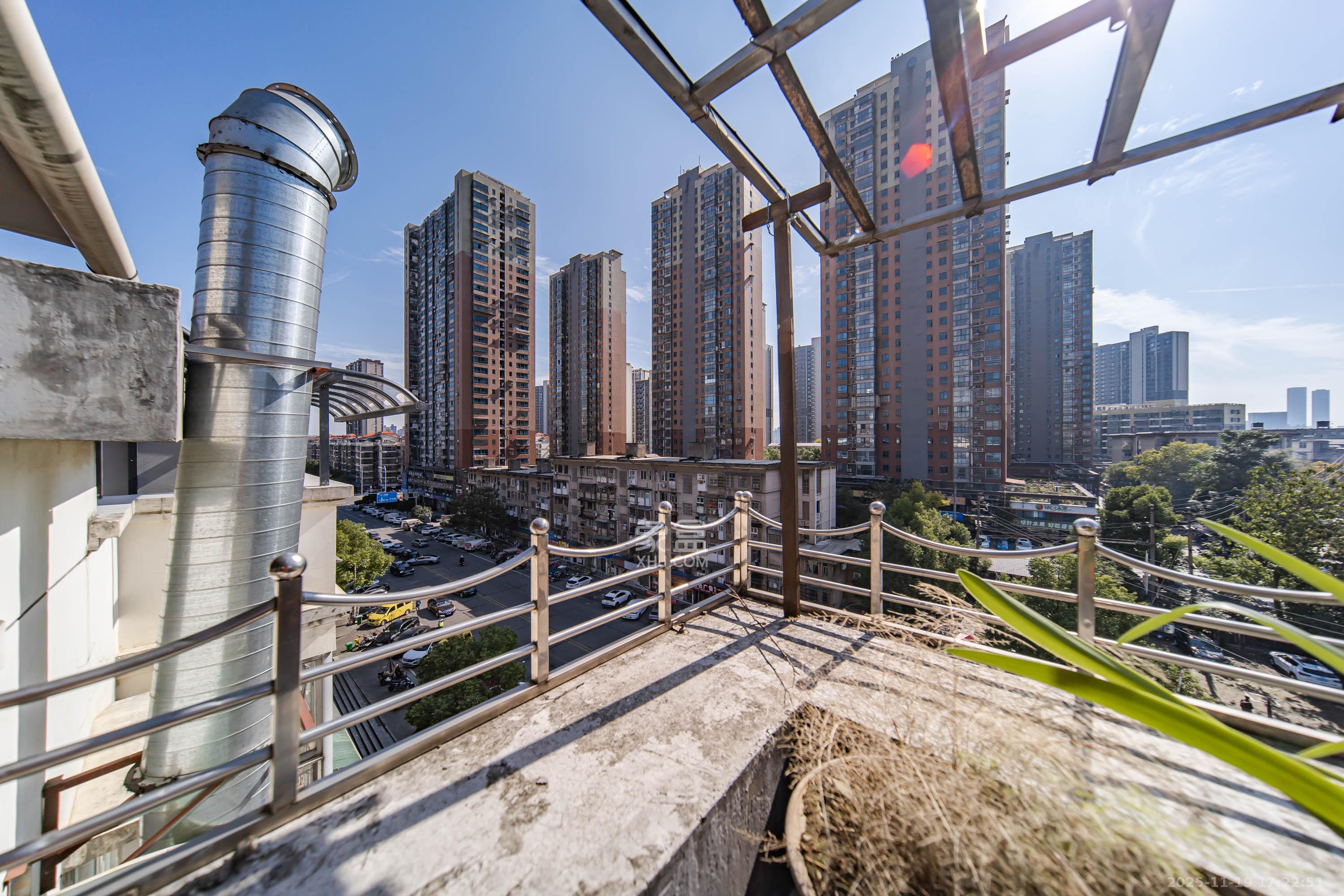 金帆小区  3室2厅2卫    55.0万阳台