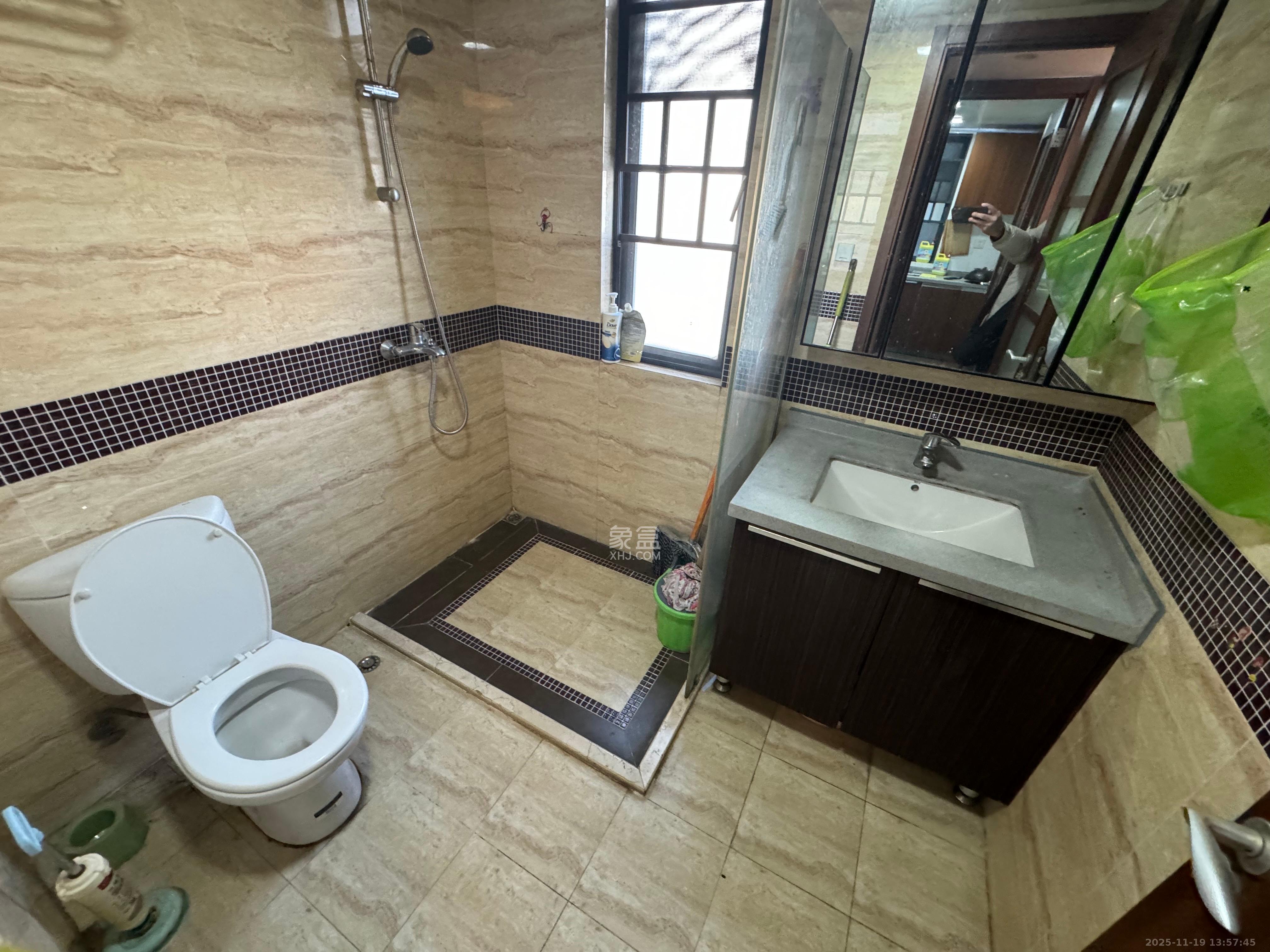 万科城  3室2厅2卫    2400.0元/月室内图