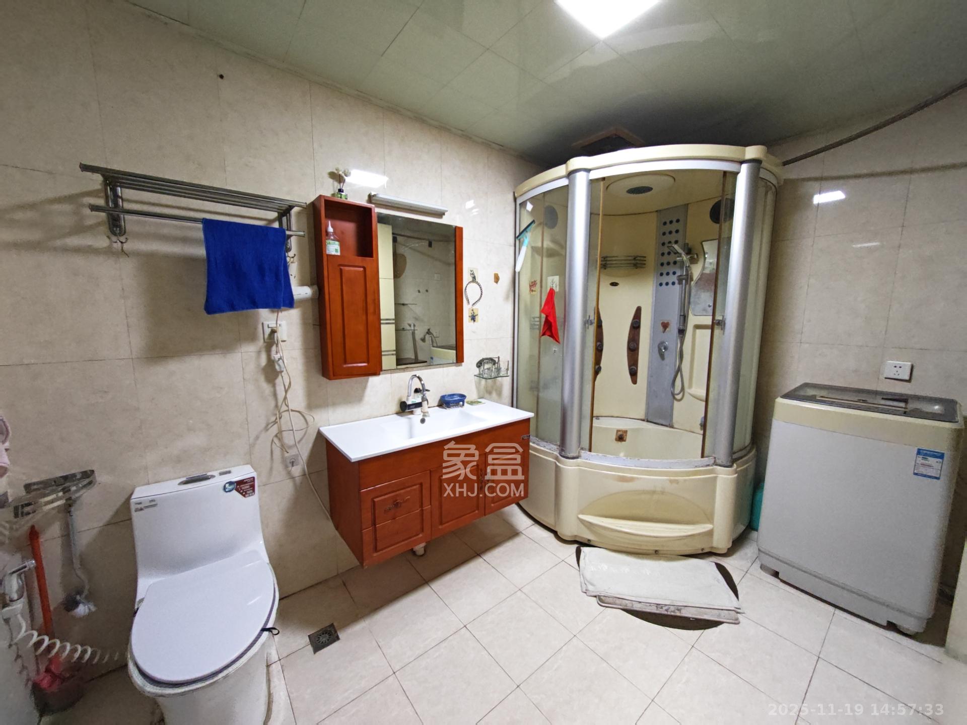 湖南省进出口集团公司宿舍(南湖市场宿舍) 3室1厅2卫 2500.0元/月 湖南省进出口集团公司宿舍(南湖市场宿舍) 3室1厅2卫 2500.0元/月室内图