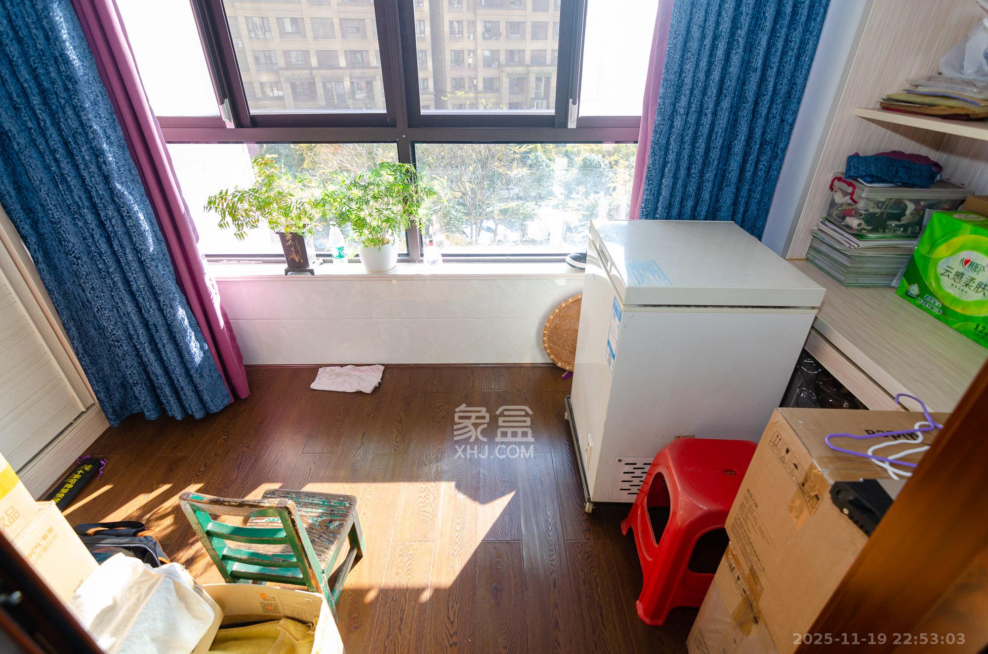 金地三千府(金地湖山樾、金地自在城) 3室2厅1卫 53.8万 金地三千府(金地湖山樾、金地自在城) 3室2厅1卫 53.8万阳台