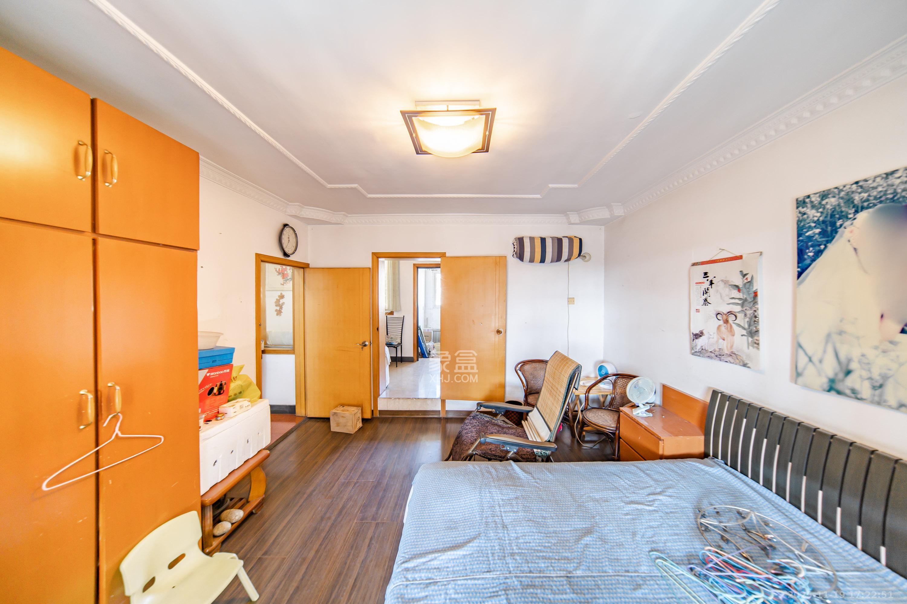 金帆小区  3室2厅2卫    55.0万卧室