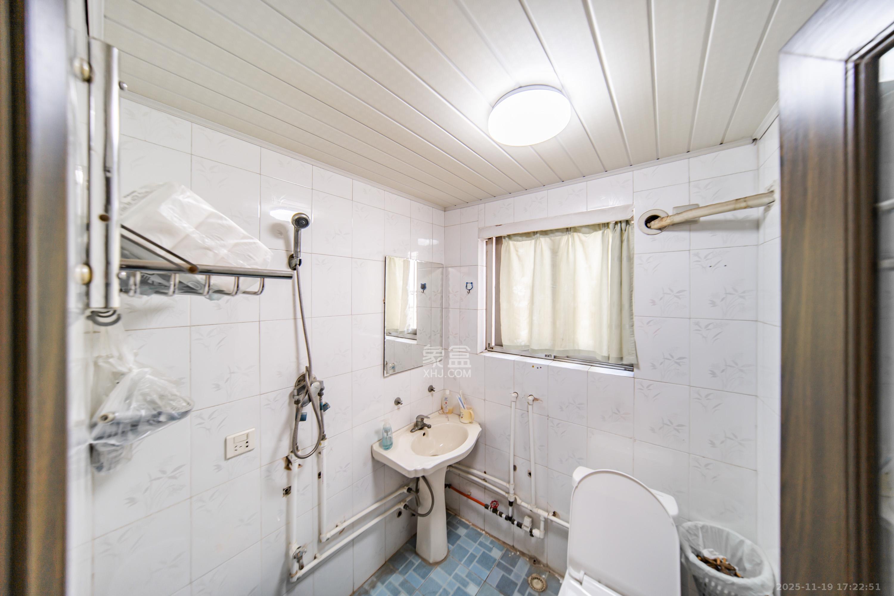 金帆小区  3室2厅2卫    55.0万卫生间