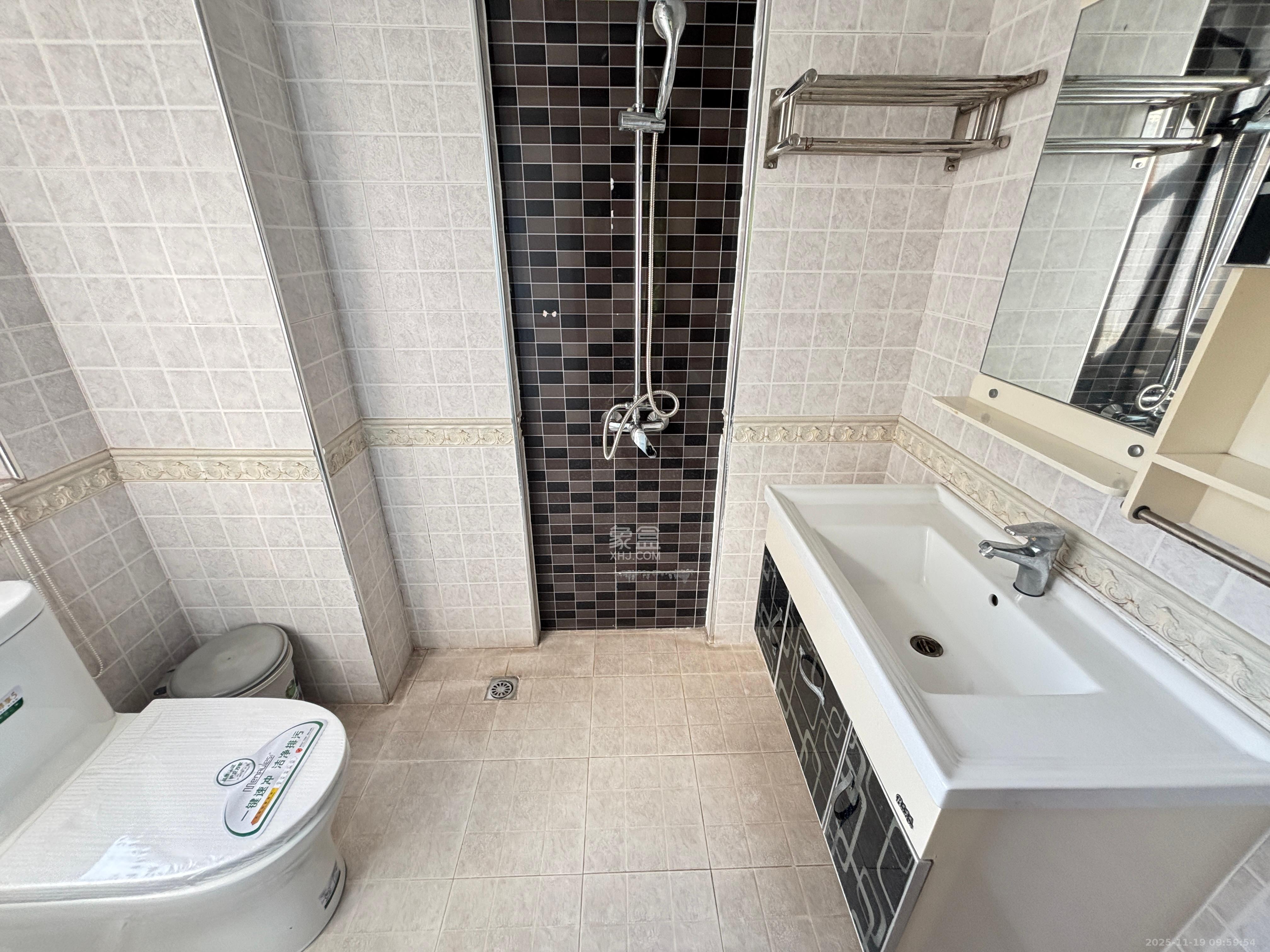 钱隆樽品(一、二、三期)  3室2厅2卫    2400.0元/月室内图