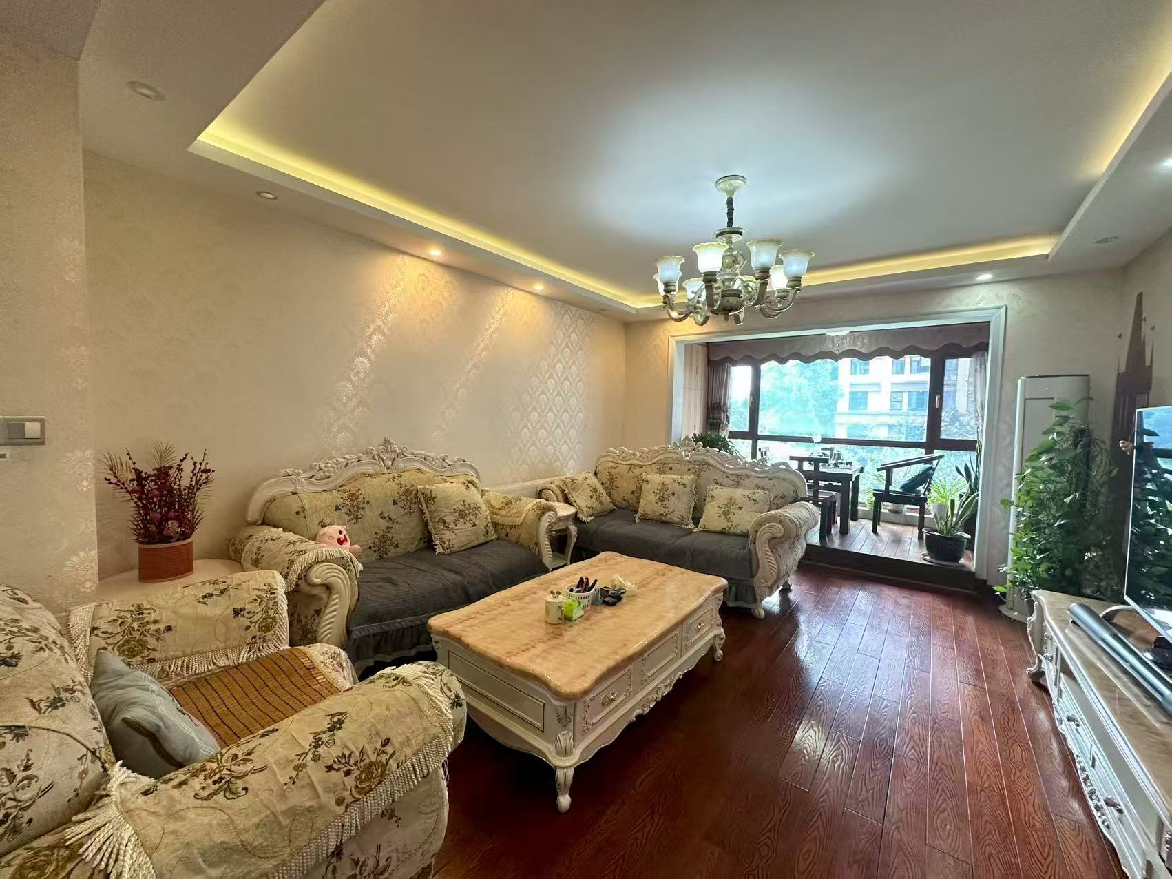 檀香山  4室2厅2卫    107.0万