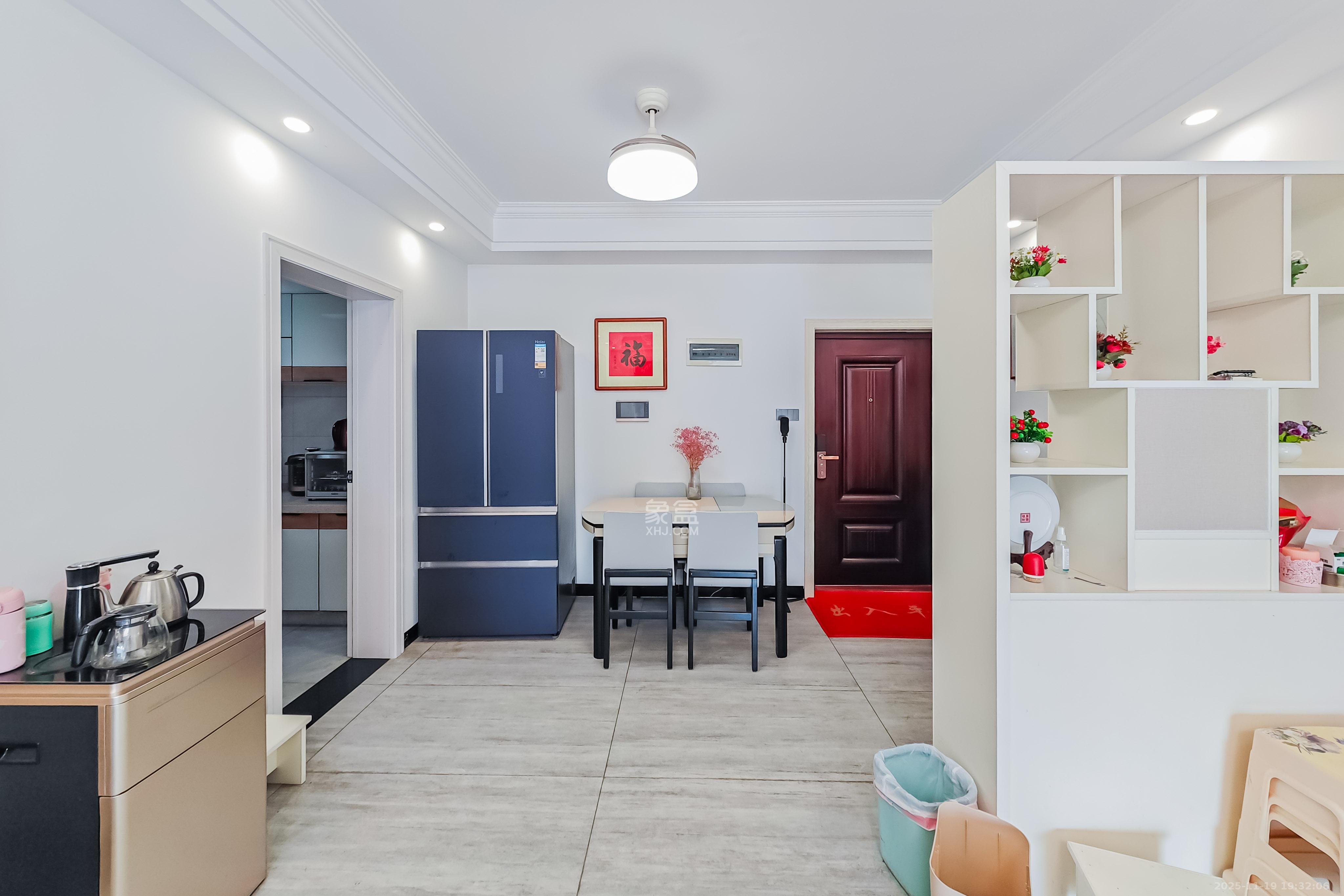 环亚高铁芯城  3室2厅2卫    120.0万客厅