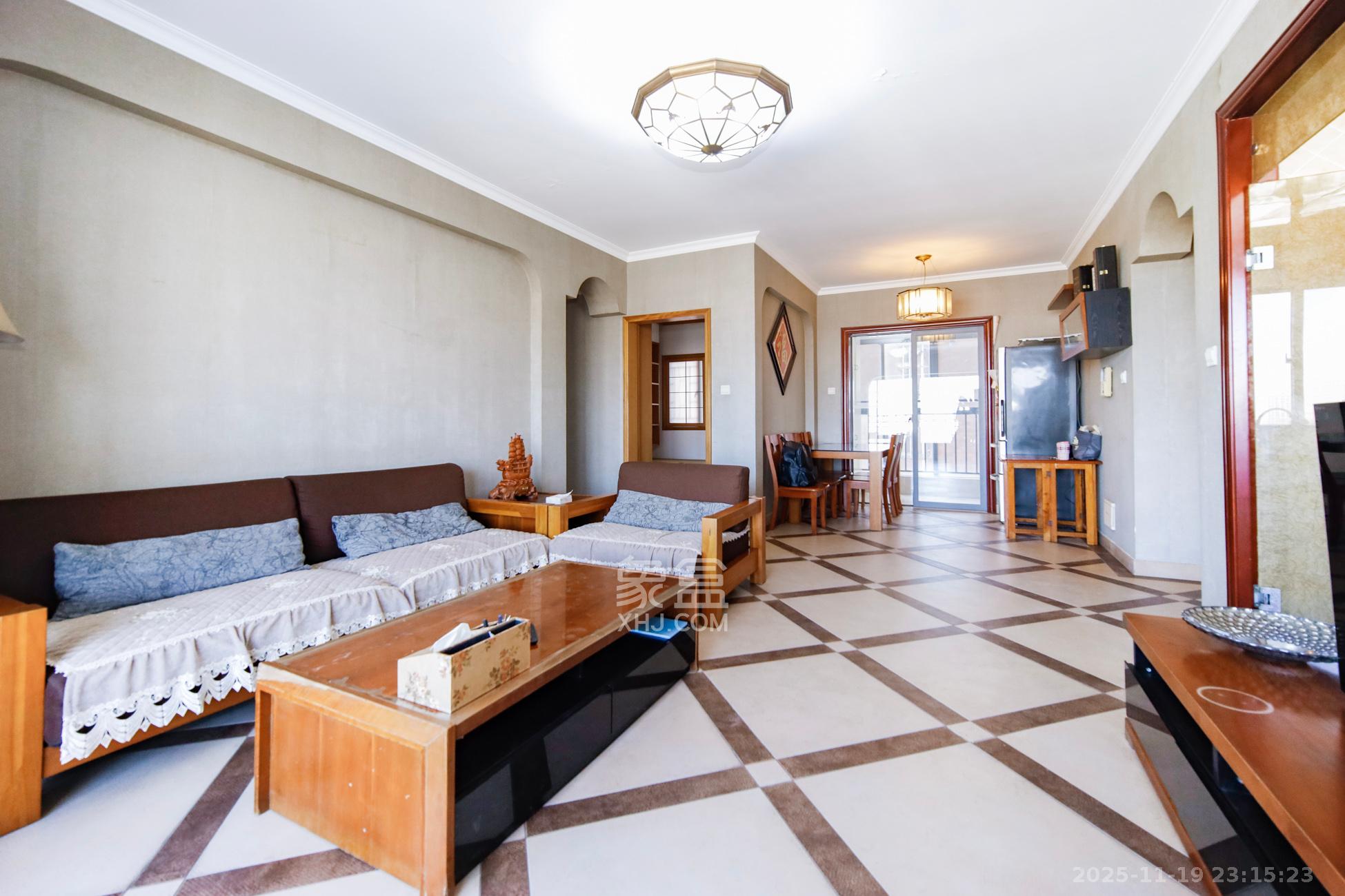 上海城小区  3室2厅2卫    108.0万客厅