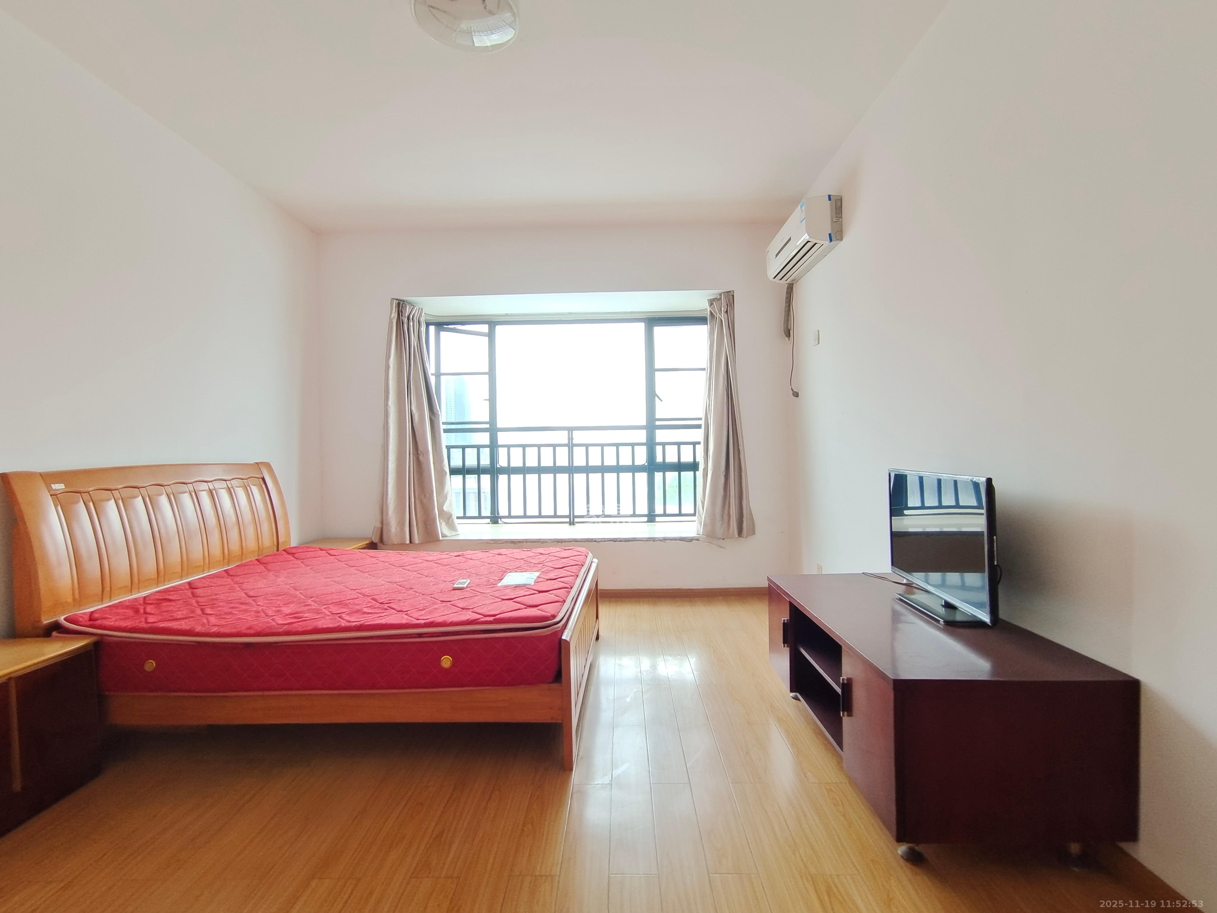 藏珑湖上国际花园  3室2厅2卫    2600.0元/月室内图