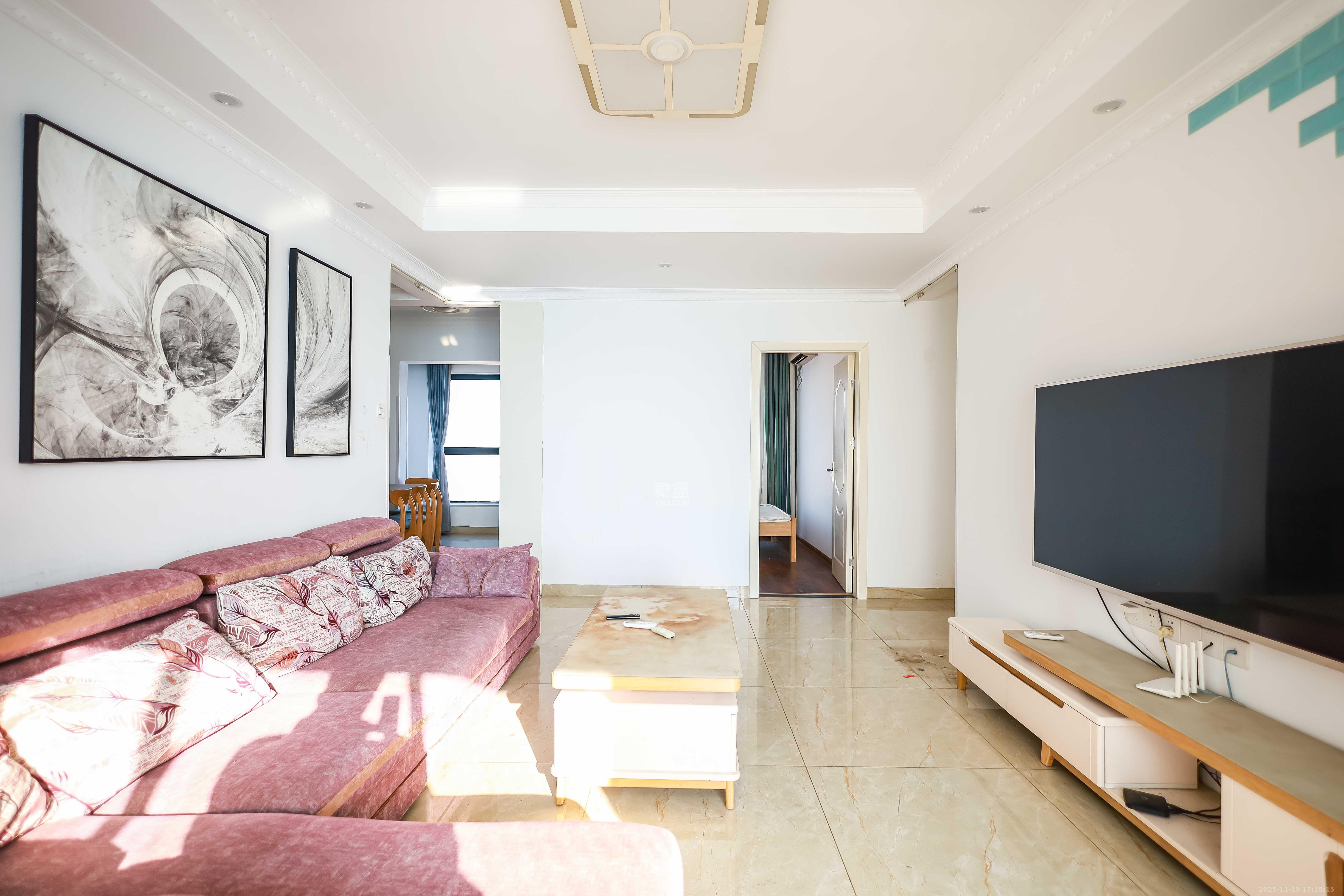 天麓尚层  3室2厅2卫    85.0万客厅