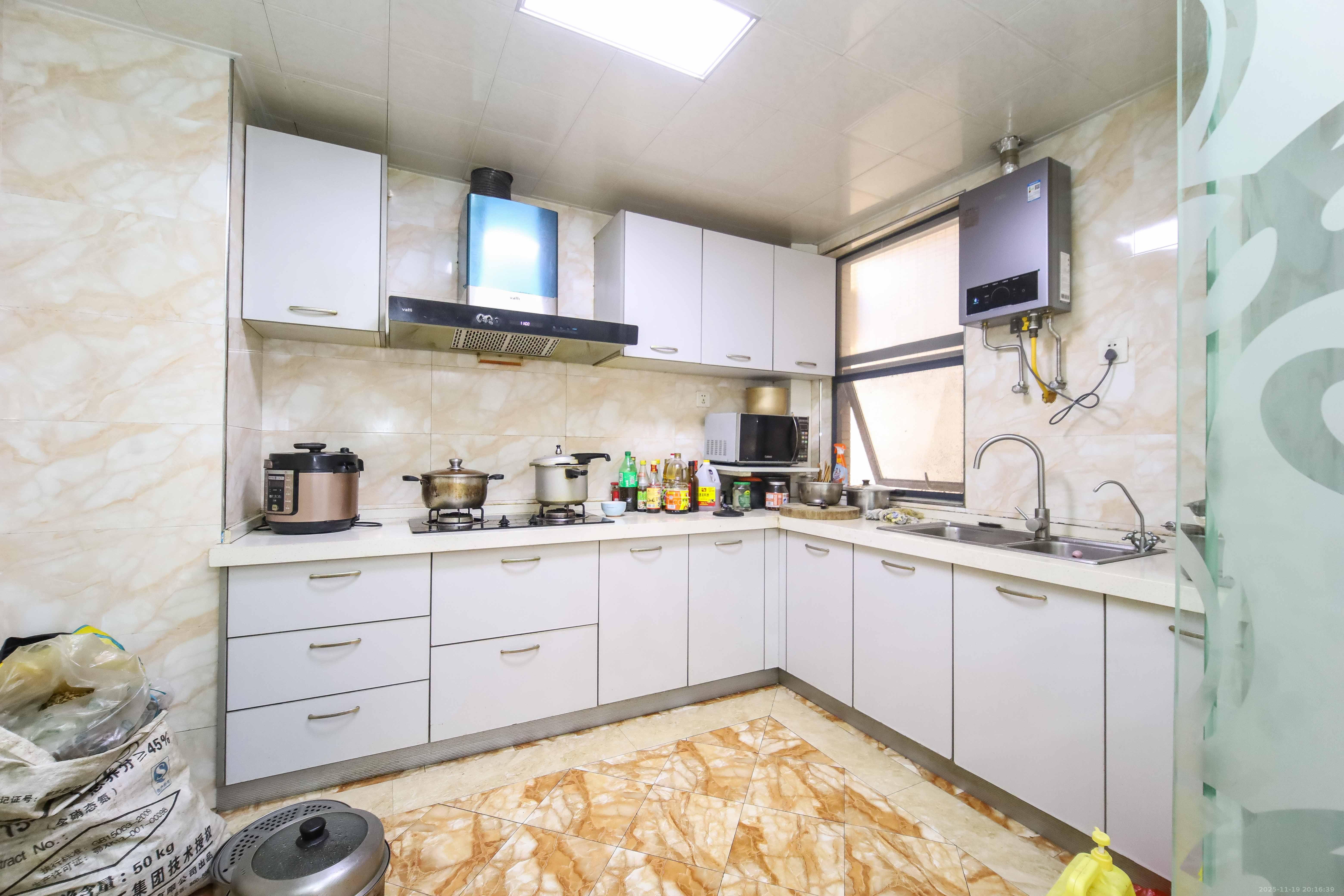 鸿基橄榄君庭  4室2厅2卫    130.0万厨房