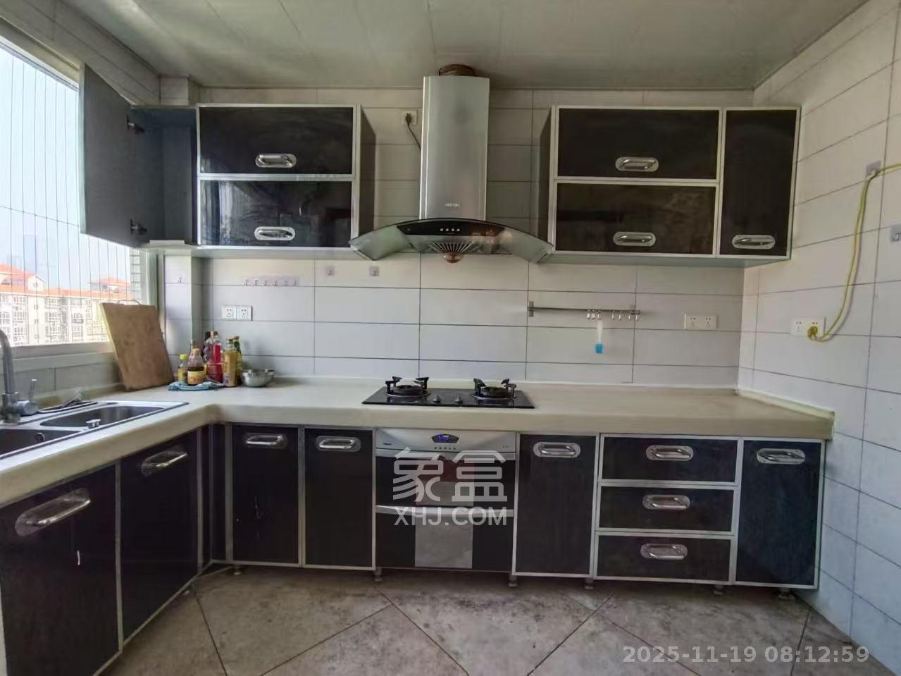 嘉盛华庭（一期、二期、三期）  5室2厅3卫    5500.0元/月室内图