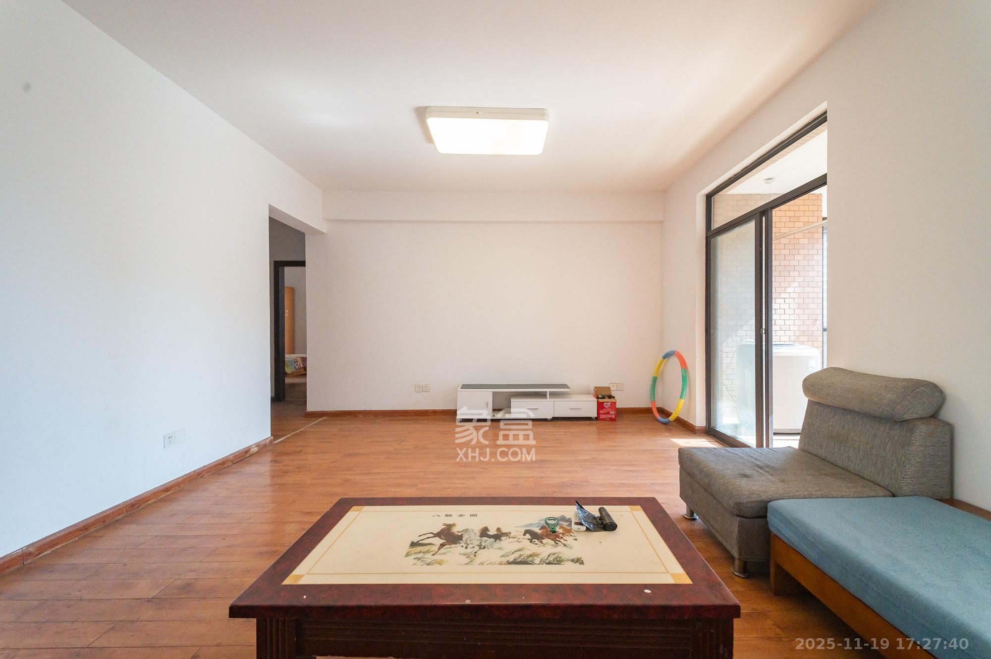 华润凤凰城一期 3室2厅2卫 79.8万 华润凤凰城一期 3室2厅2卫 79.8万客厅