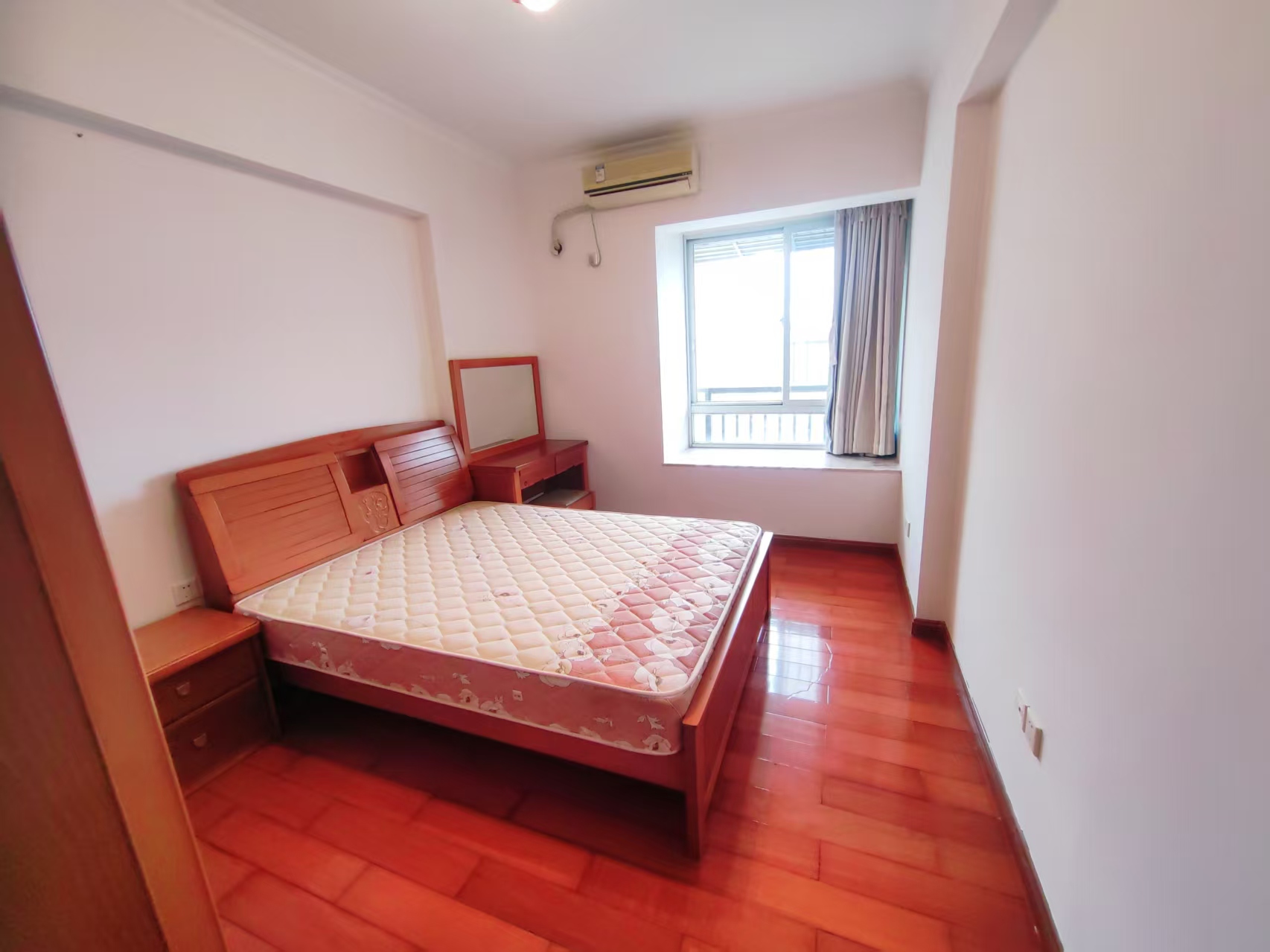 利亨花园  4室2厅2卫    4000.0元/月室内图