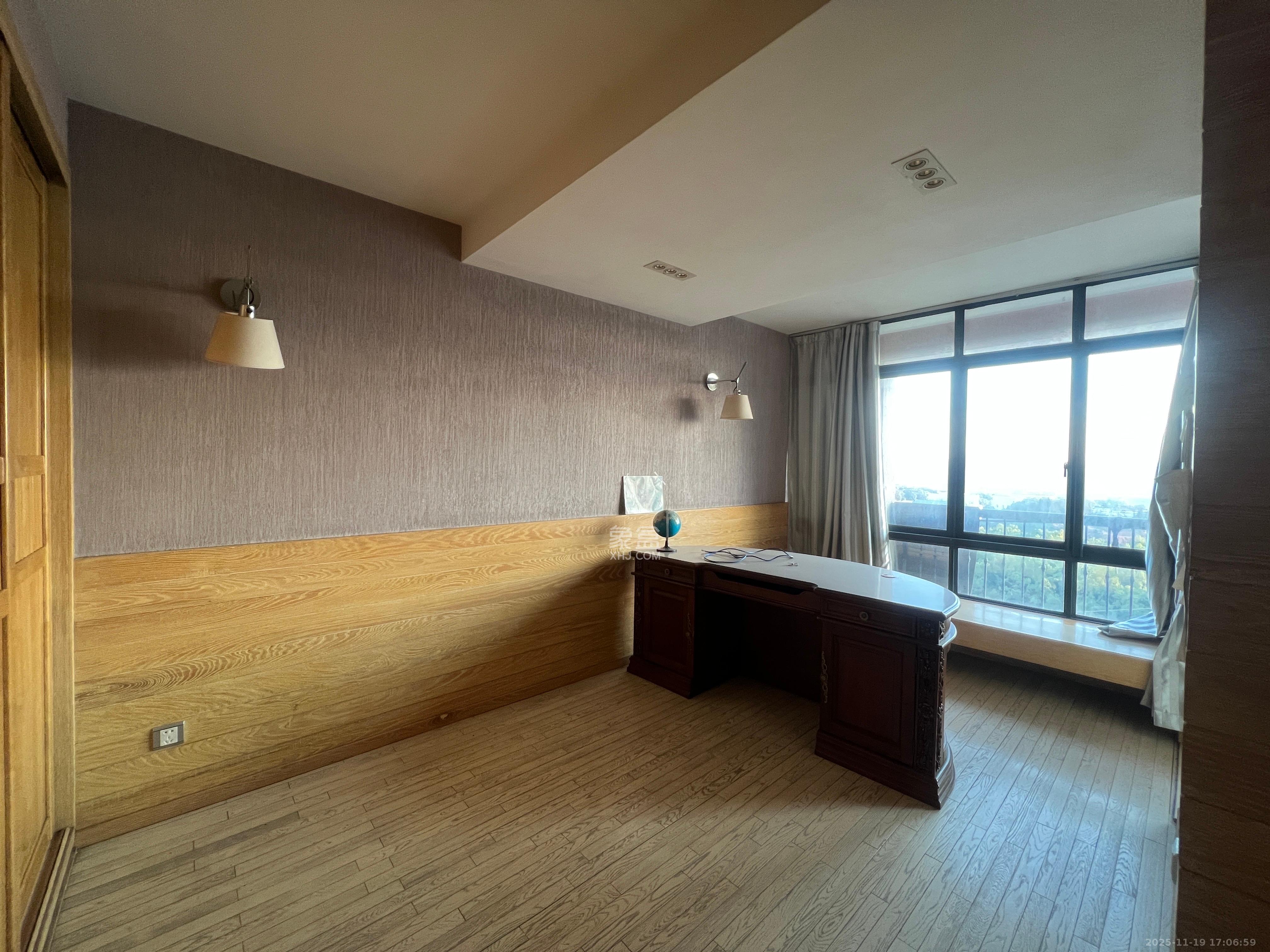 金色比华利  4室2厅2卫    4500.0元/月室内图