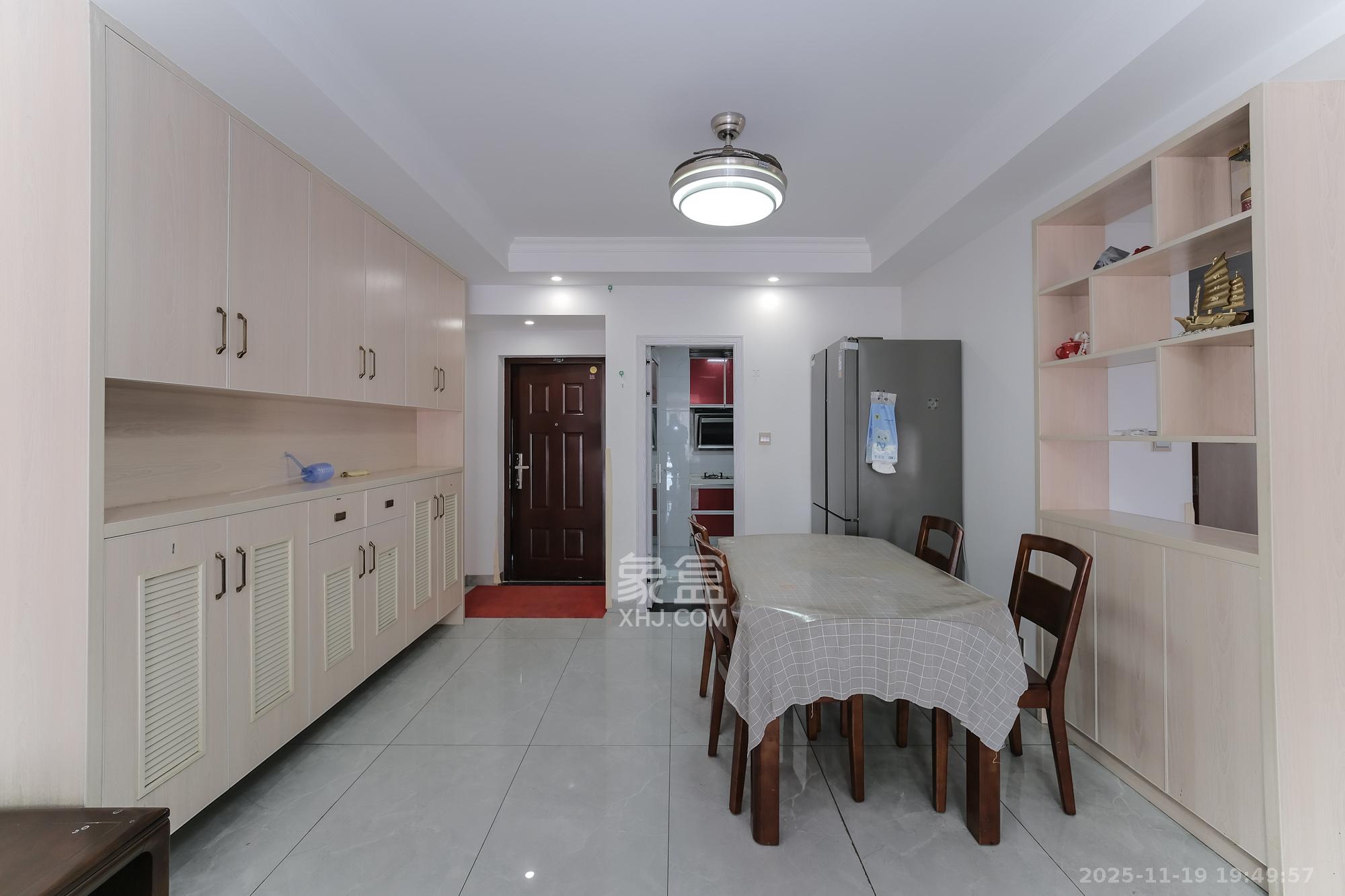 荣盛花语城 3室2厅1卫 100.0万 荣盛花语城 3室2厅1卫 100.0万客厅