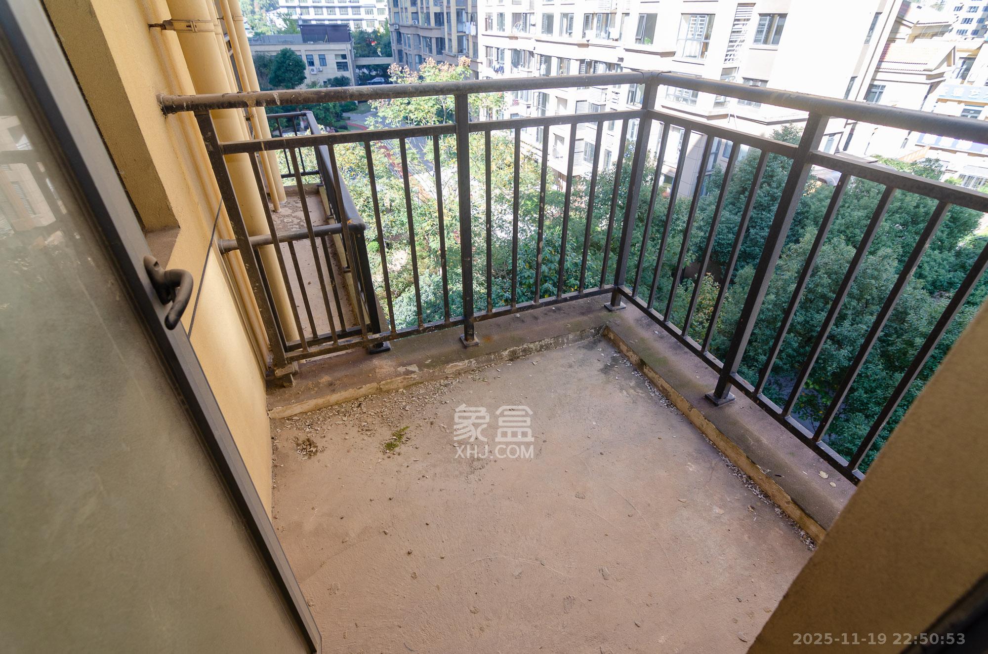 澳海谷山府 5室2厅2卫 120.0万 澳海谷山府 5室2厅2卫 120.0万阳台