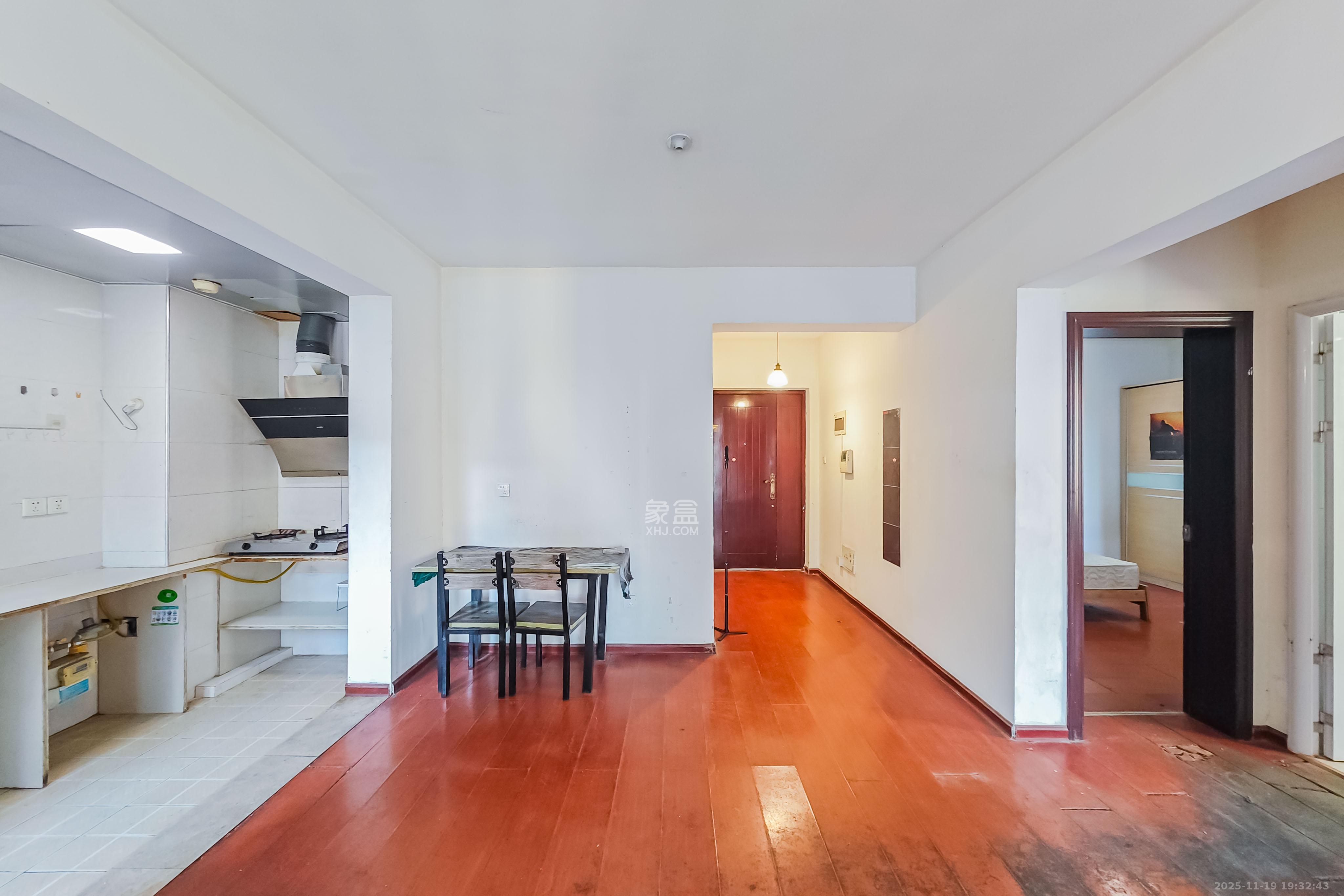 融科东南海 1室2厅1卫 65.0万 融科东南海 1室2厅1卫 65.0万客厅