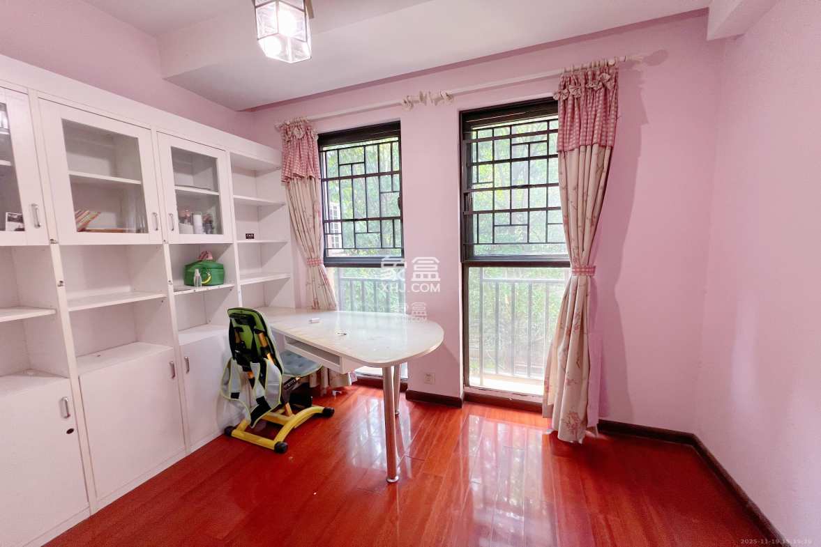 中城丽景香山园 4室2厅2卫 3600.0元/月 中城丽景香山园 4室2厅2卫 3600.0元/月室内图