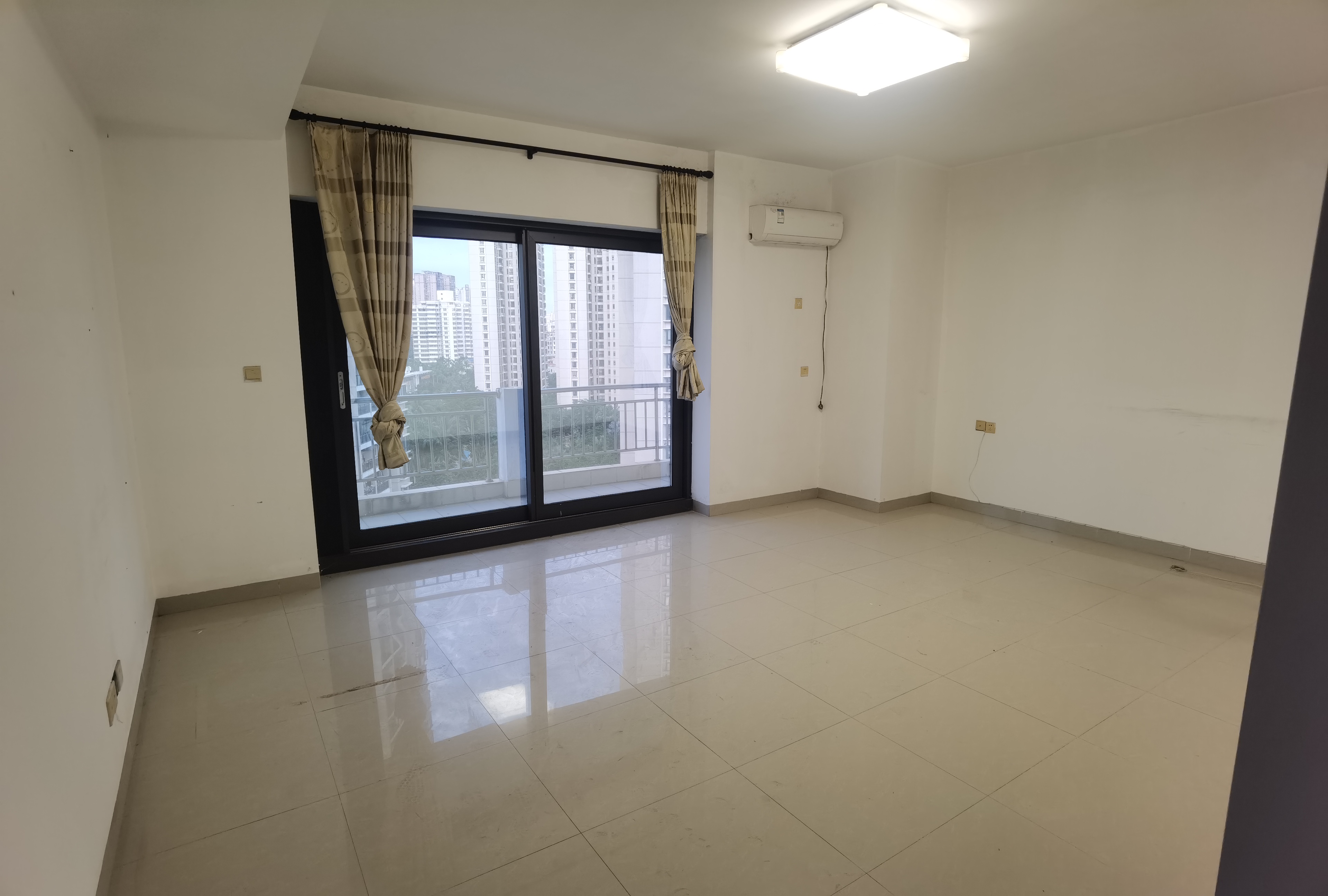 兴力国际大厦 4室1厅1卫 110.0万 兴力国际大厦 4室1厅1卫 110.0万客厅