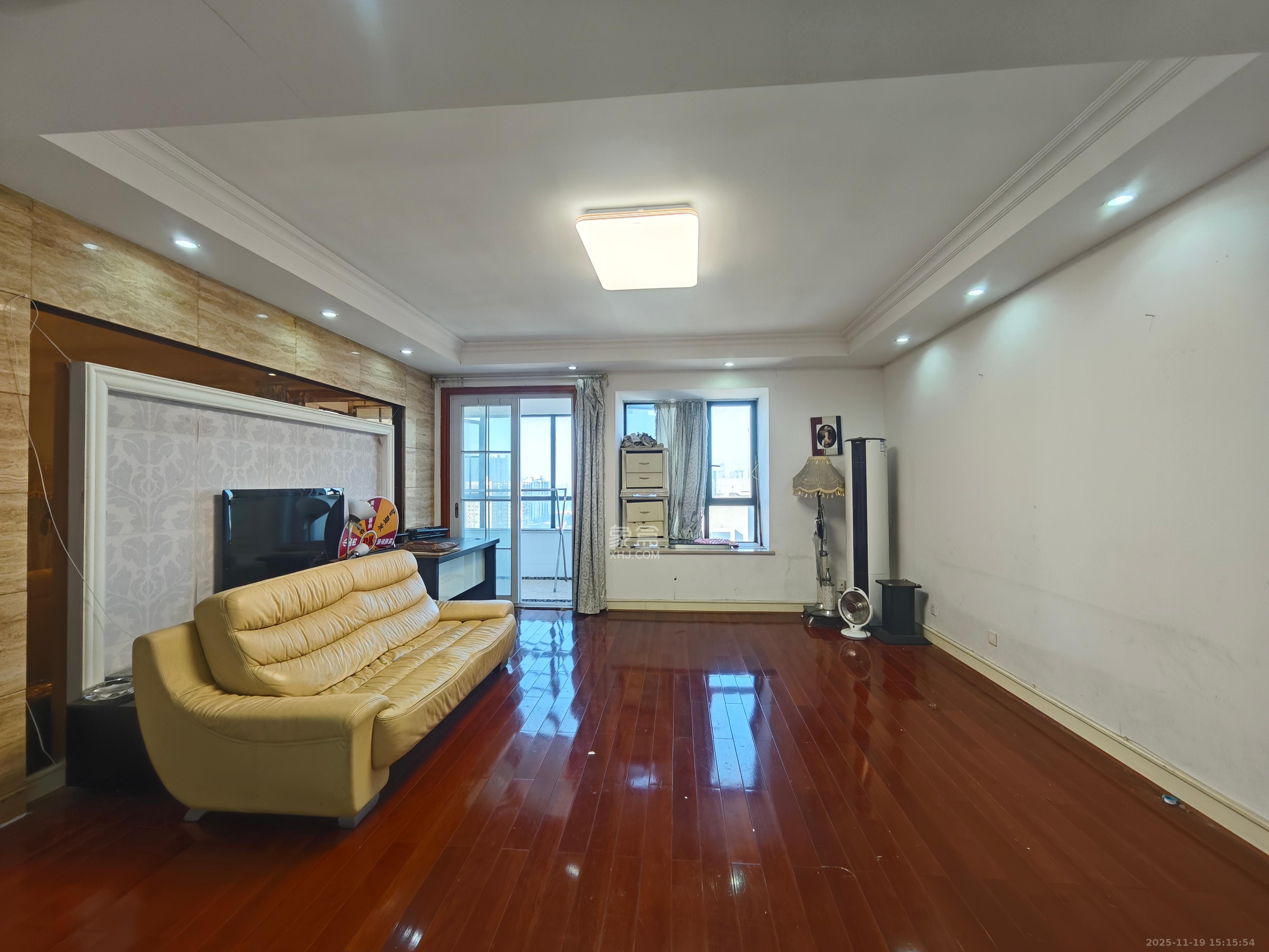 五一大道202(中环壹世界) 3室2厅2卫 5000.0元/月 五一大道202(中环壹世界) 3室2厅2卫 5000.0元/月室内图