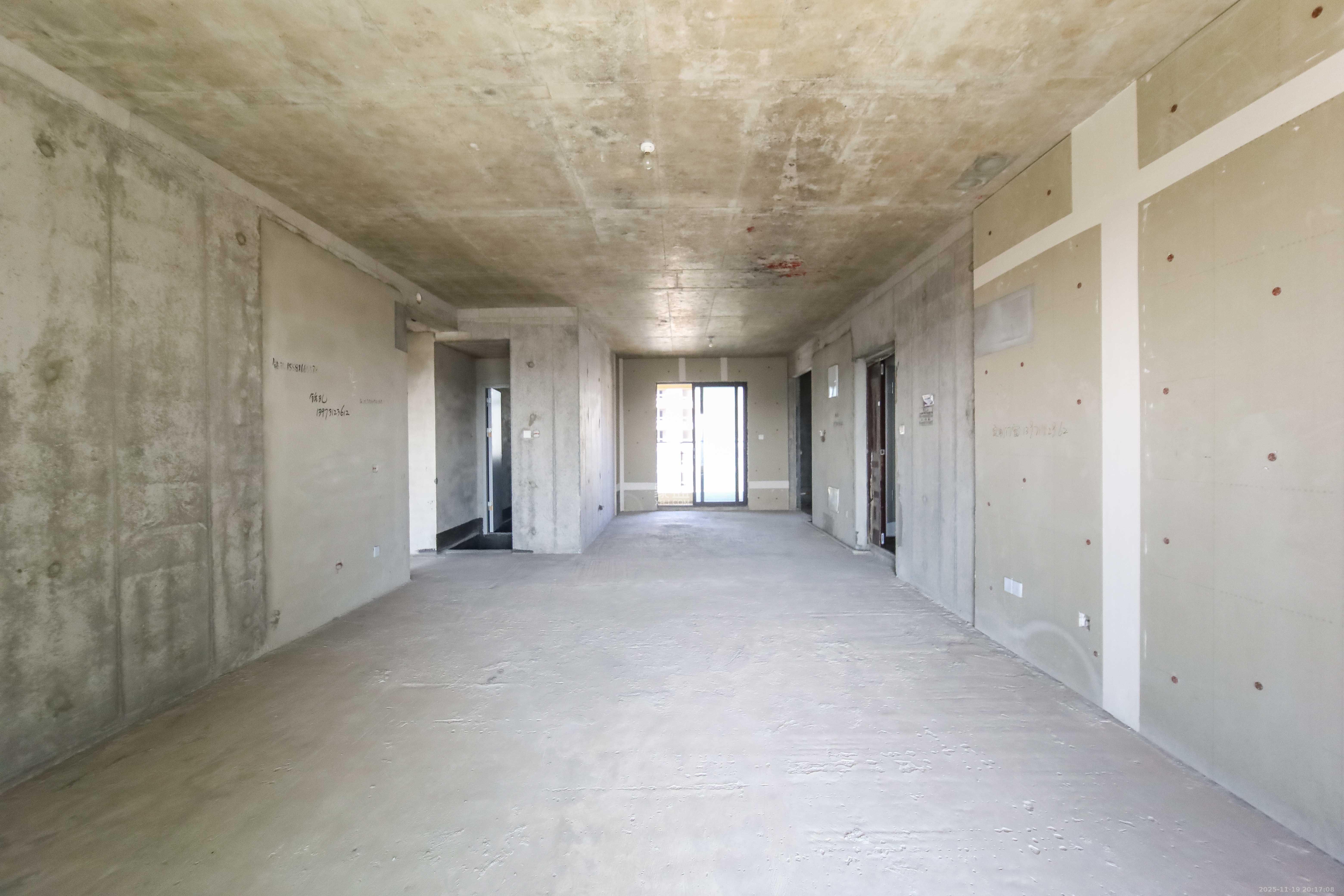 湘林熙水豪庭  4室2厅2卫    240.0万客厅