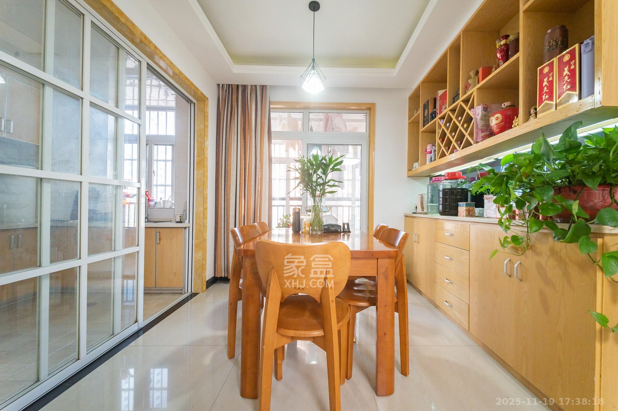 东方航标 1室0厅0卫 86.0万 东方航标 1室0厅0卫 86.0万客厅