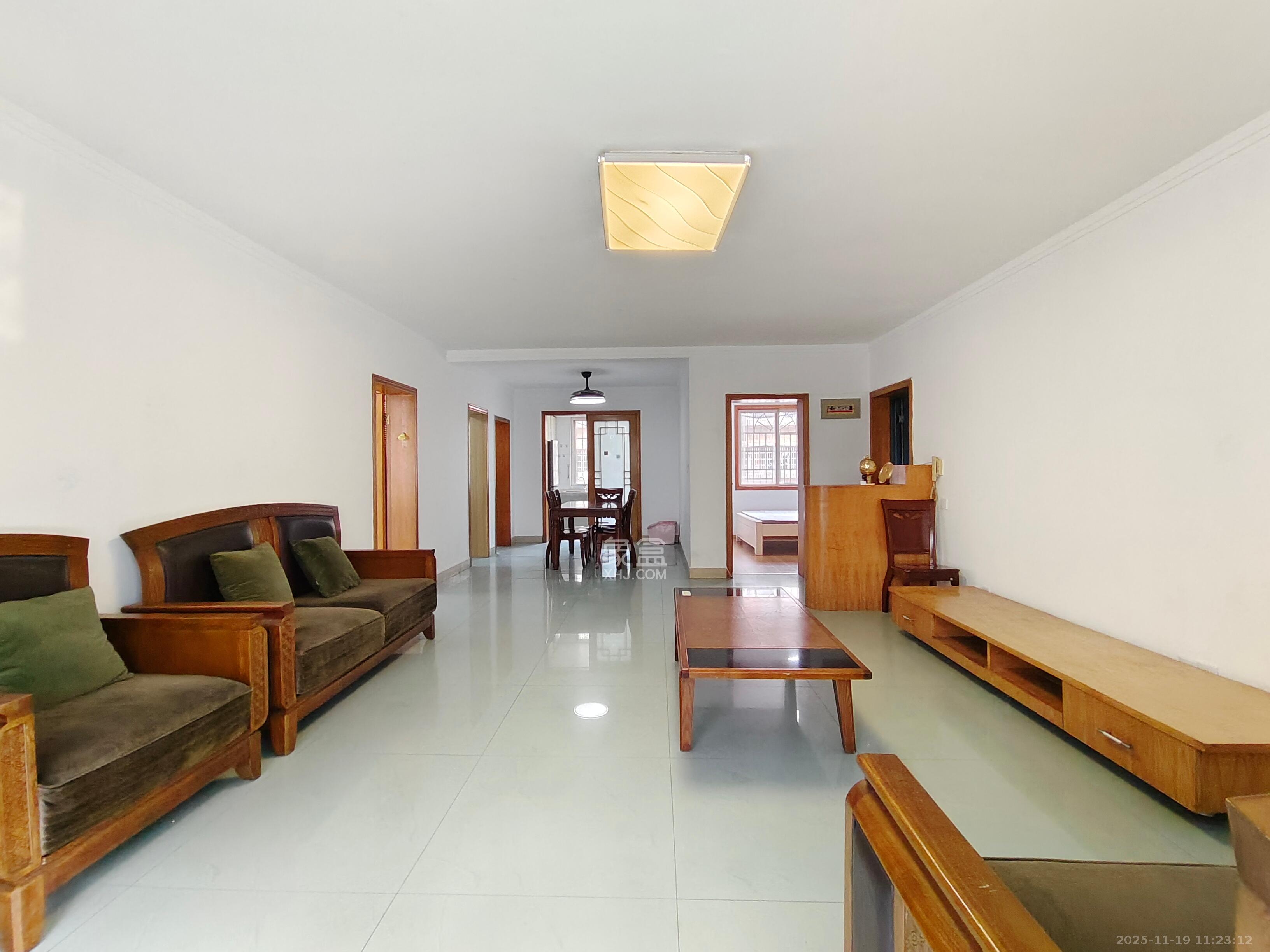 新桥小区  3室2厅2卫    2000.0元/月室内图