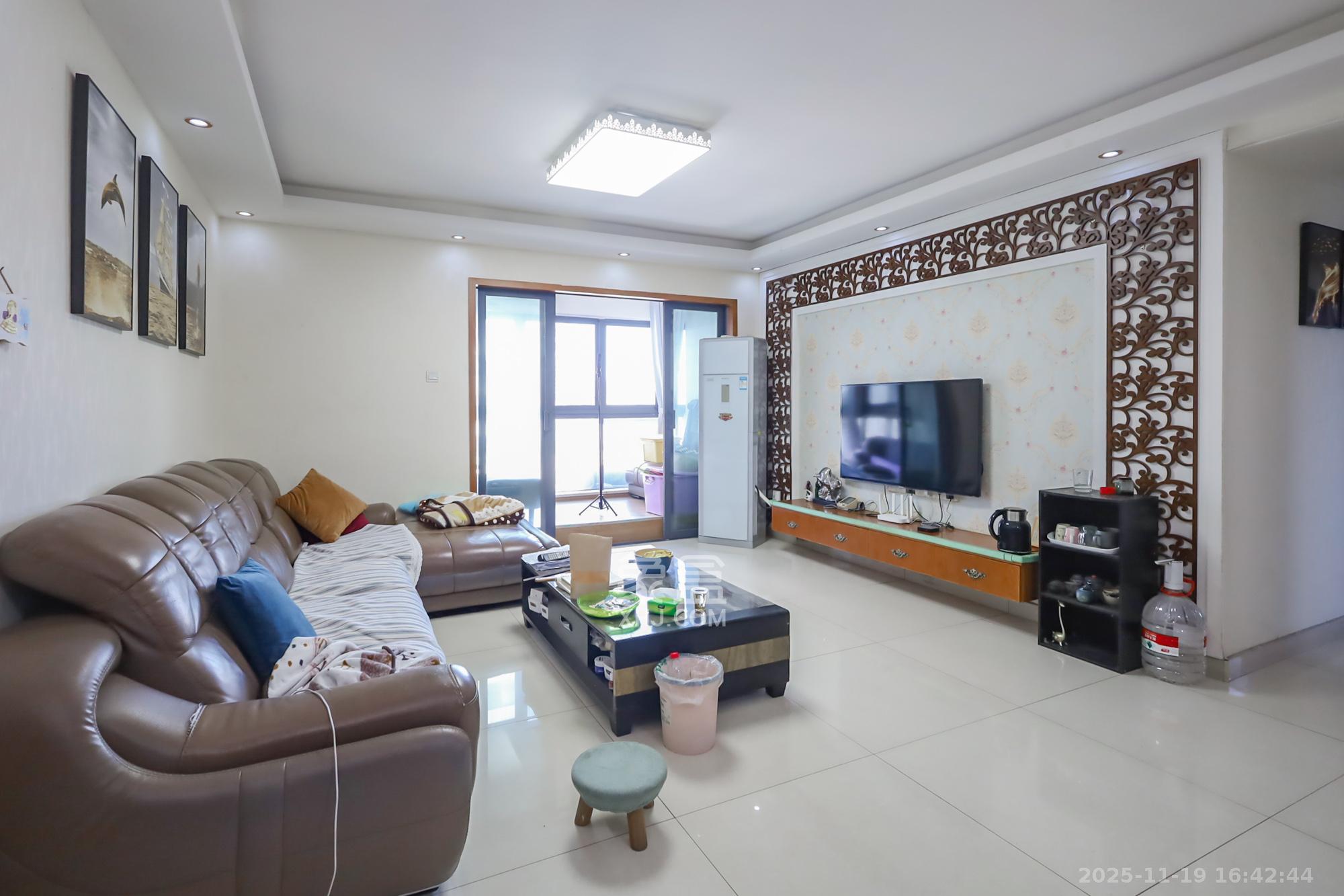 景秀江山  3室2厅2卫    160.0万客厅