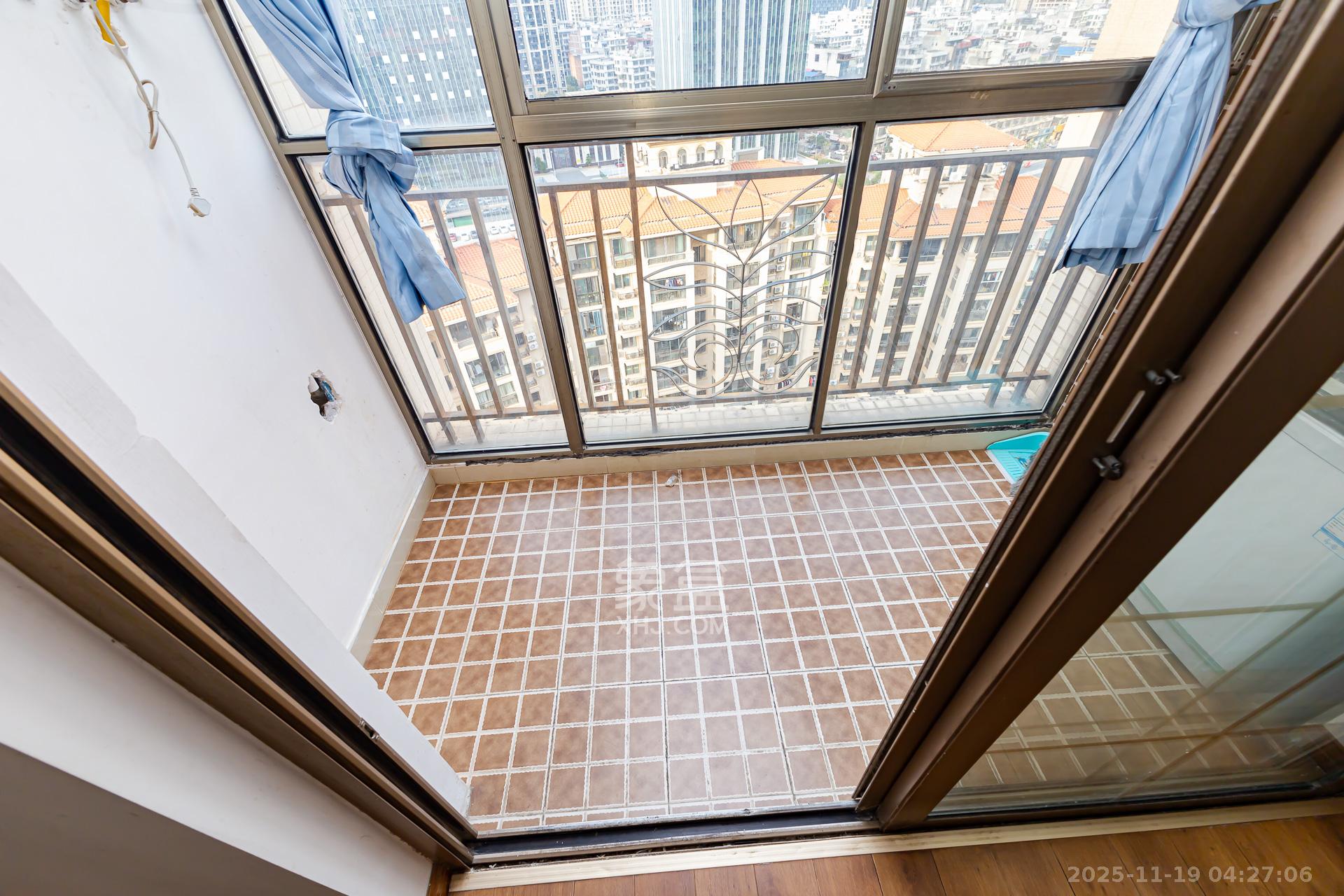 长沙玫瑰园  3室2厅2卫    91.8万阳台