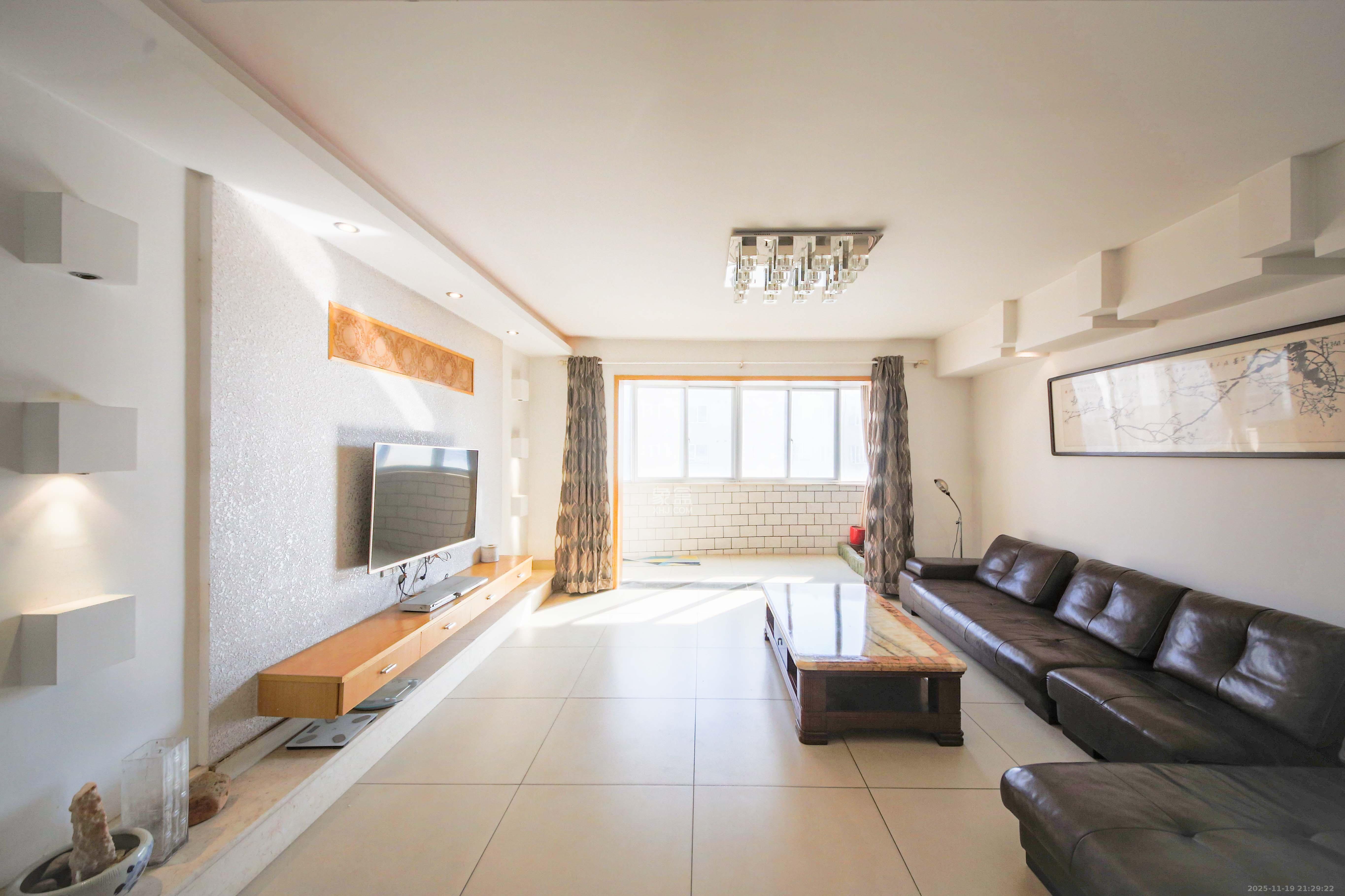 佳馨园 5室2厅2卫 275.0万 佳馨园 5室2厅2卫 275.0万客厅