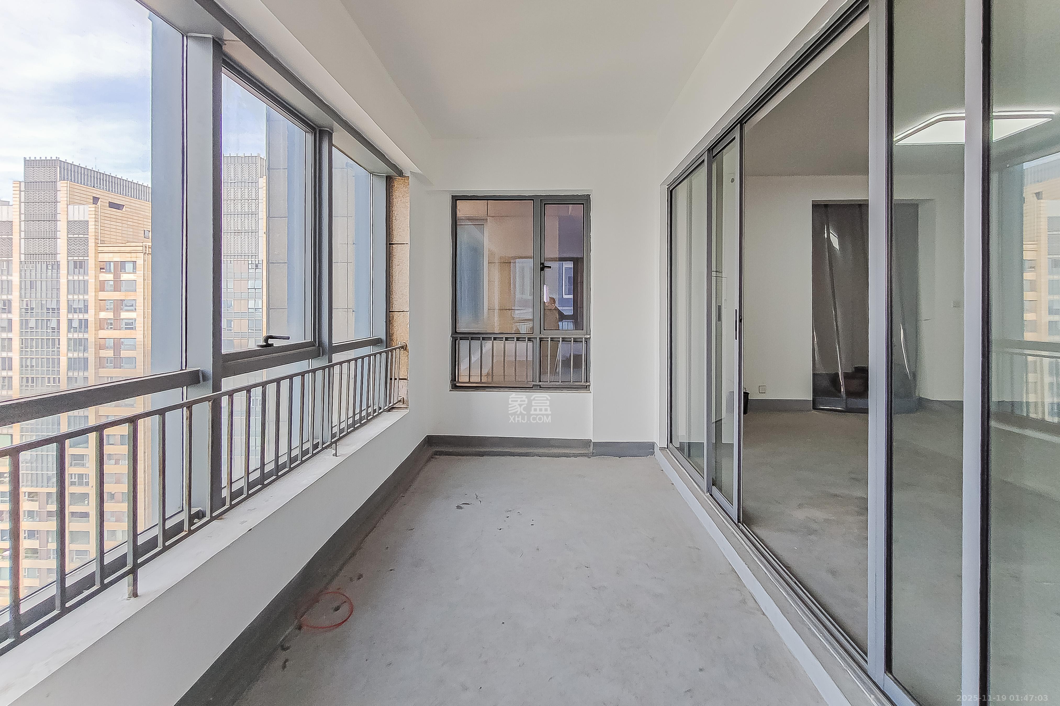 保利国际广场  4室2厅4卫    550.0万阳台