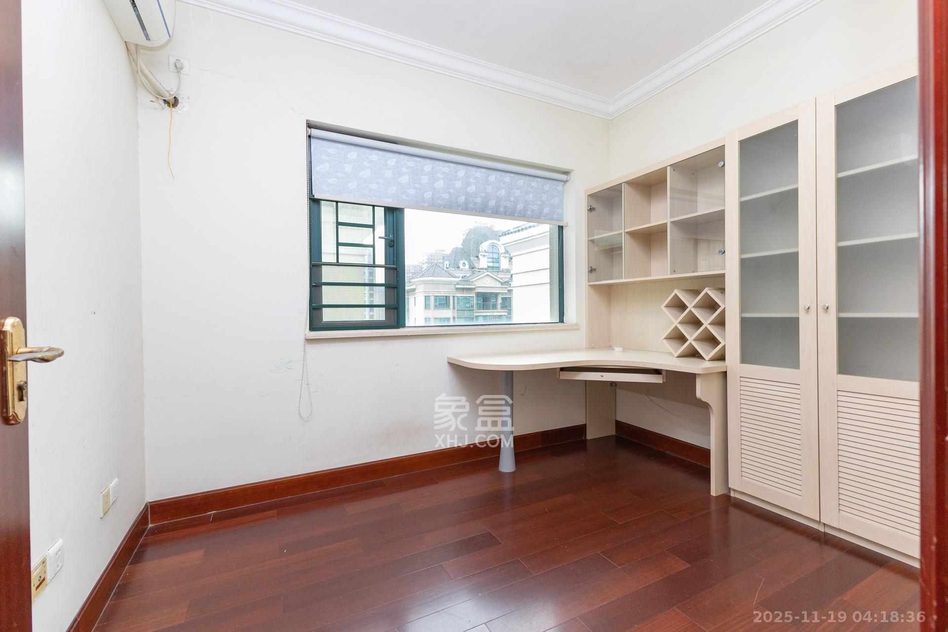 恒大名都  4室2厅2卫    75.0万卧室