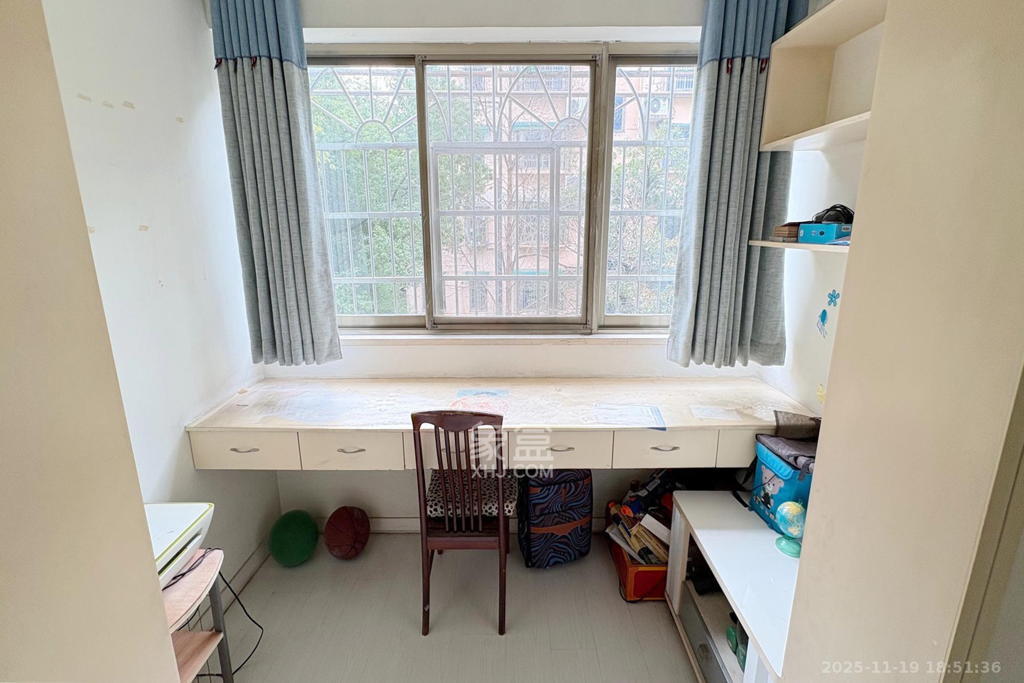 东南明苑  3室2厅2卫    85.0万阳台