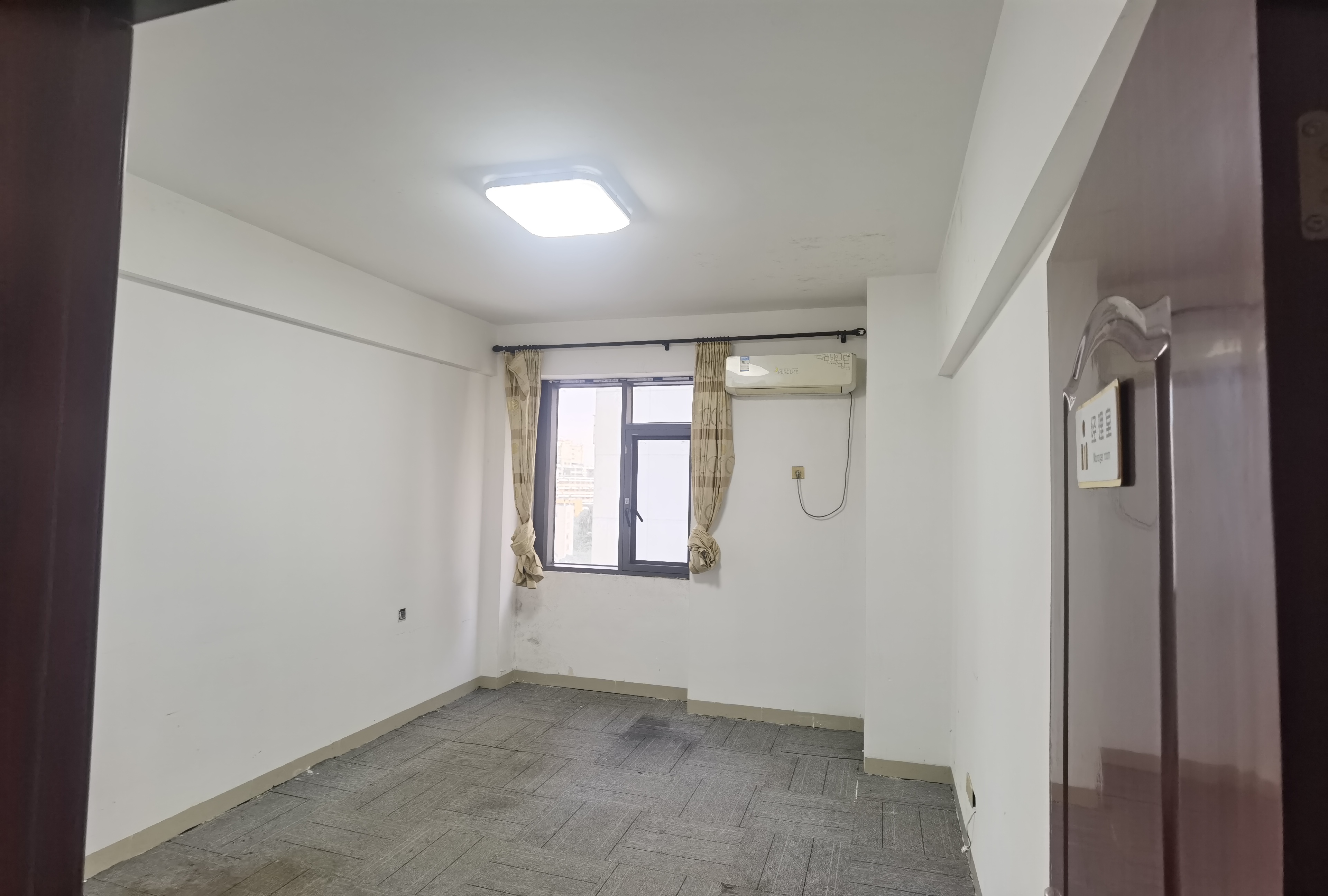 兴力国际大厦 4室1厅1卫 110.0万 兴力国际大厦 4室1厅1卫 110.0万客厅