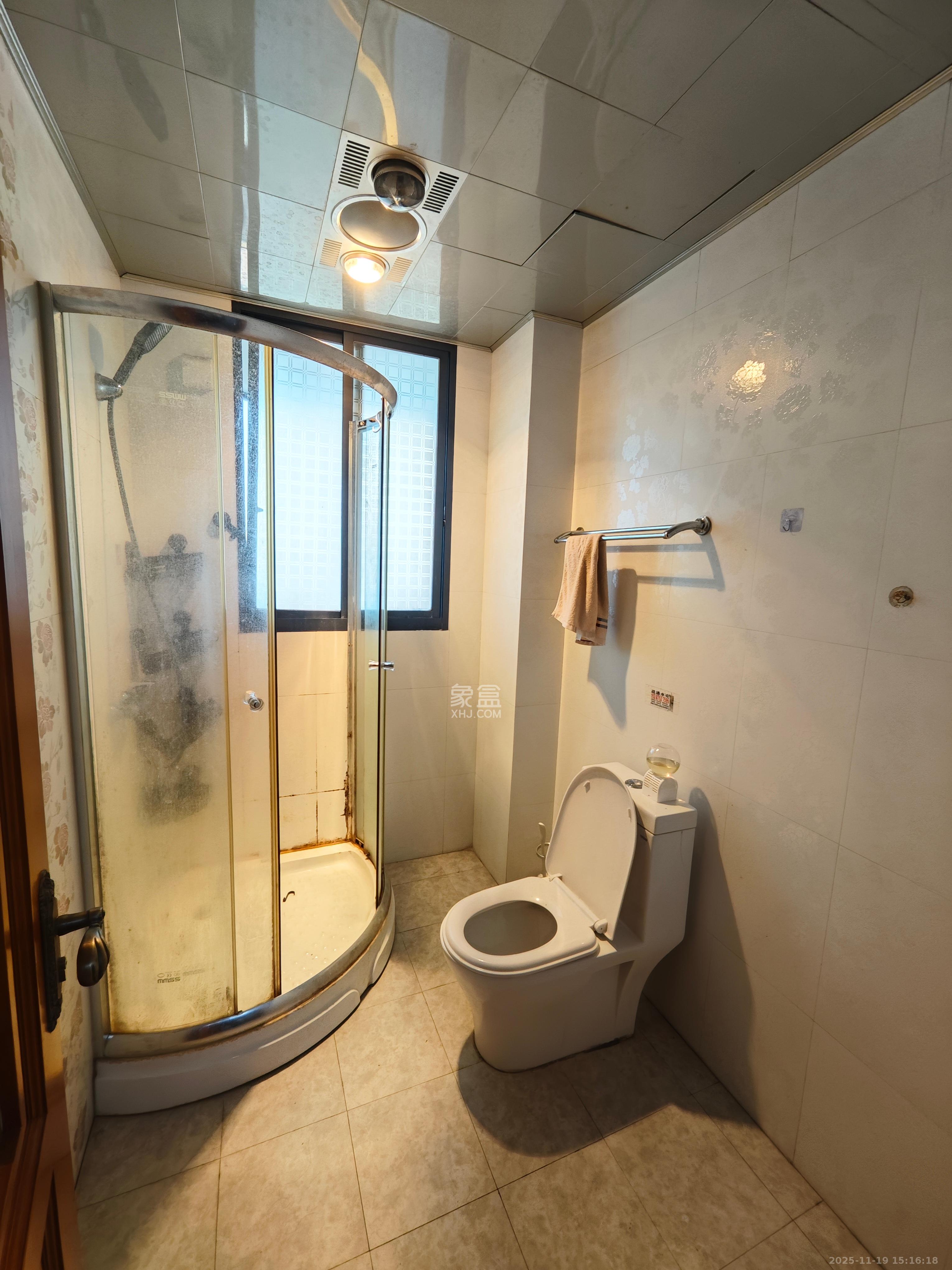 五一大道202(中环壹世界) 3室2厅2卫 5000.0元/月 五一大道202(中环壹世界) 3室2厅2卫 5000.0元/月室内图